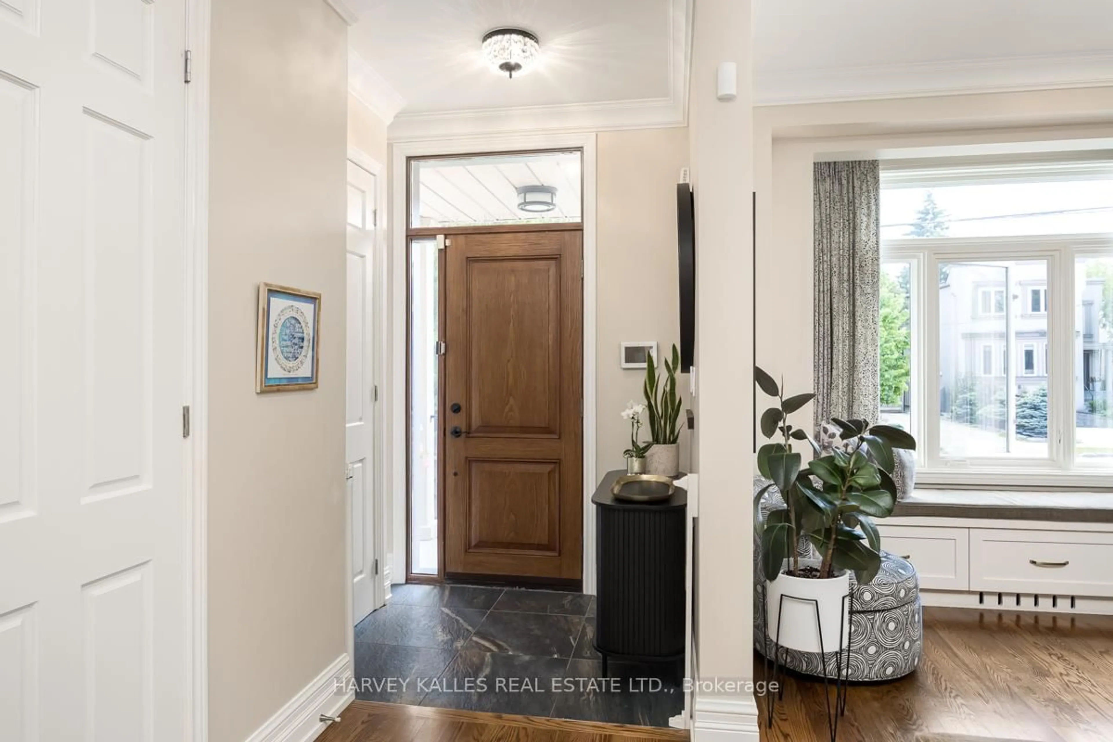 Indoor entryway for 526 Melrose Ave, Toronto Ontario M5M 2A2