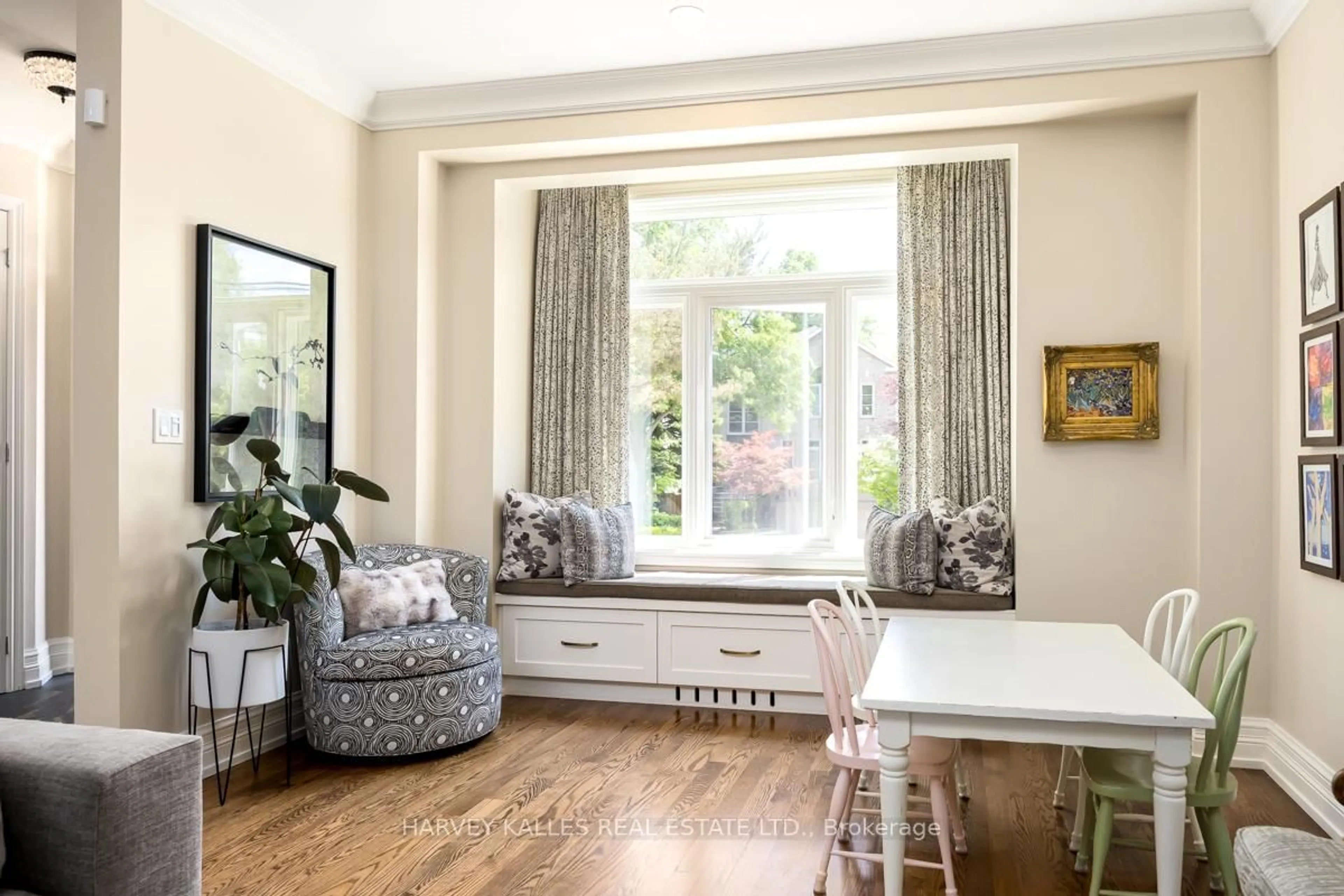 Living room with furniture, wood/laminate floor for 526 Melrose Ave, Toronto Ontario M5M 2A2