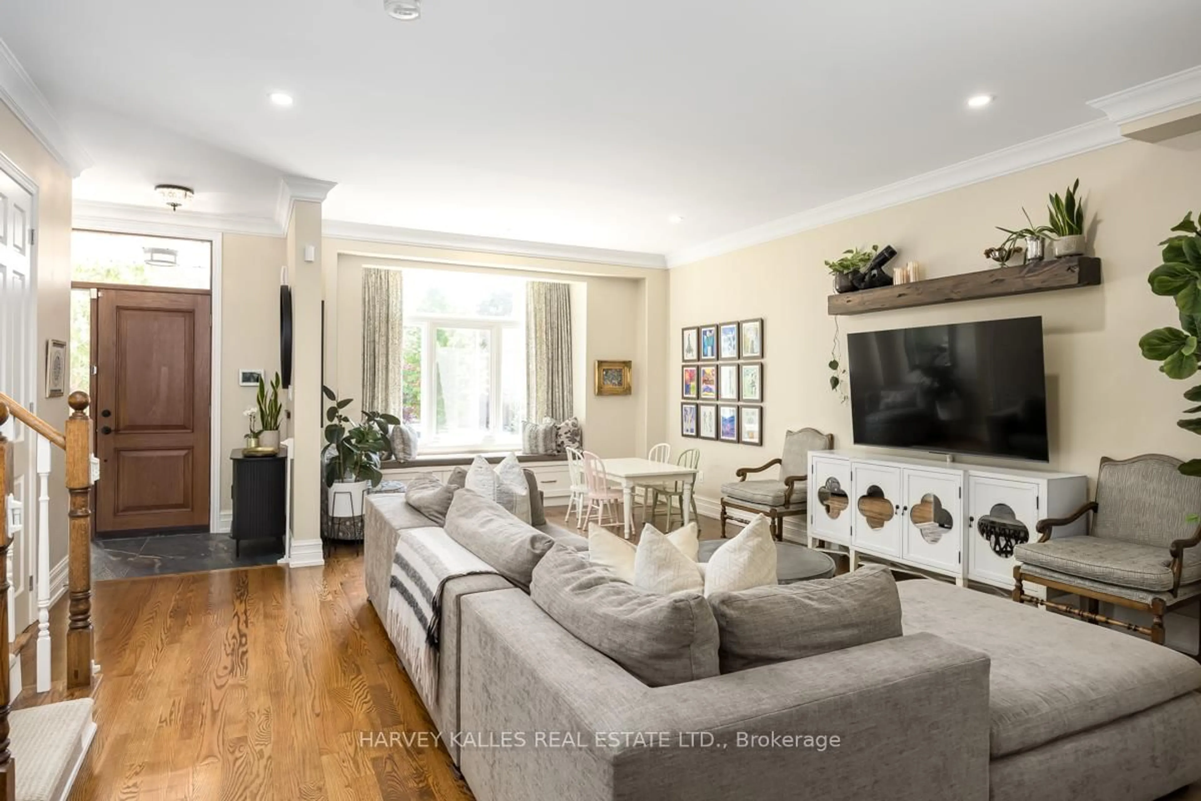 Living room with furniture, unknown for 526 Melrose Ave, Toronto Ontario M5M 2A2