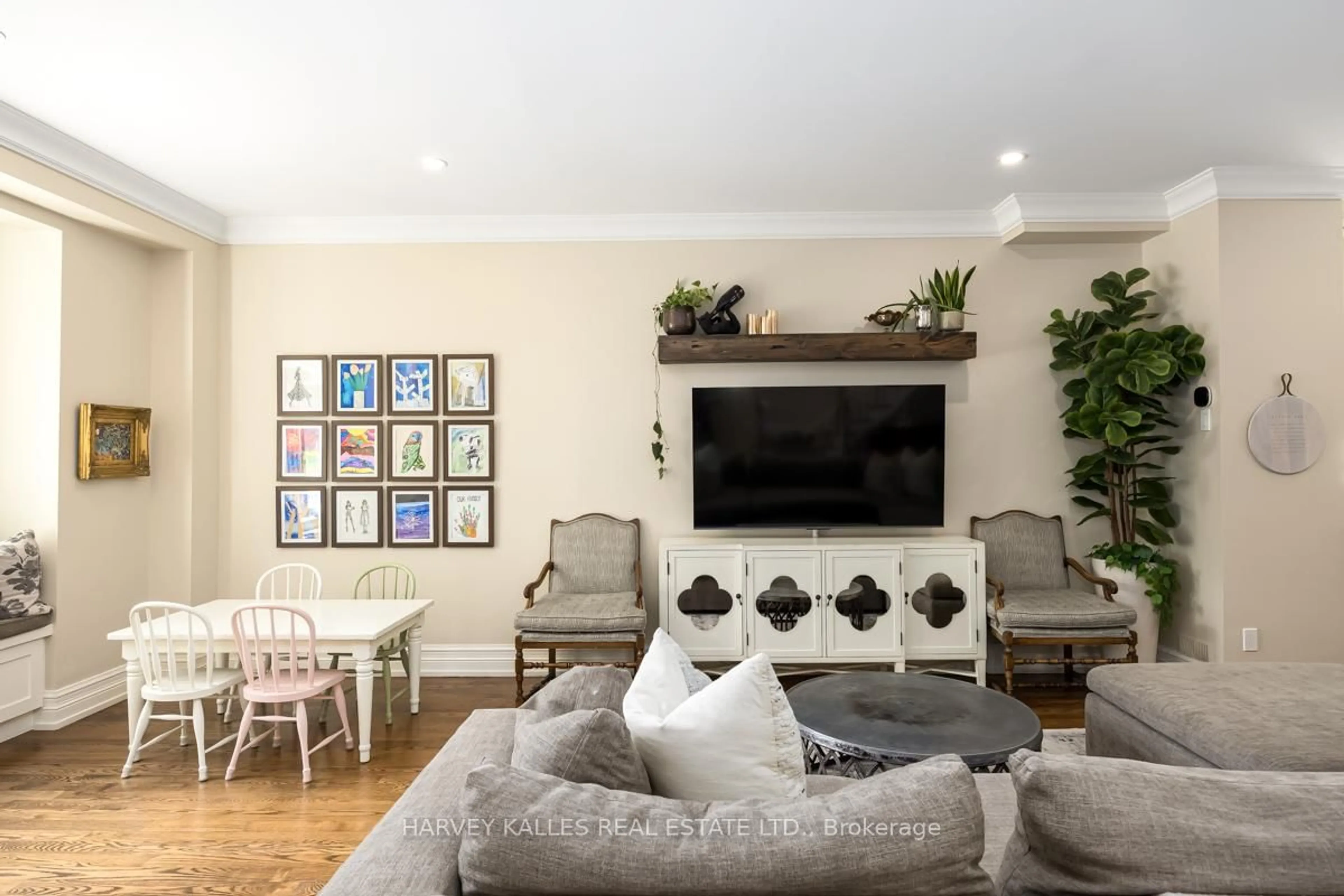 Living room with furniture, unknown for 526 Melrose Ave, Toronto Ontario M5M 2A2