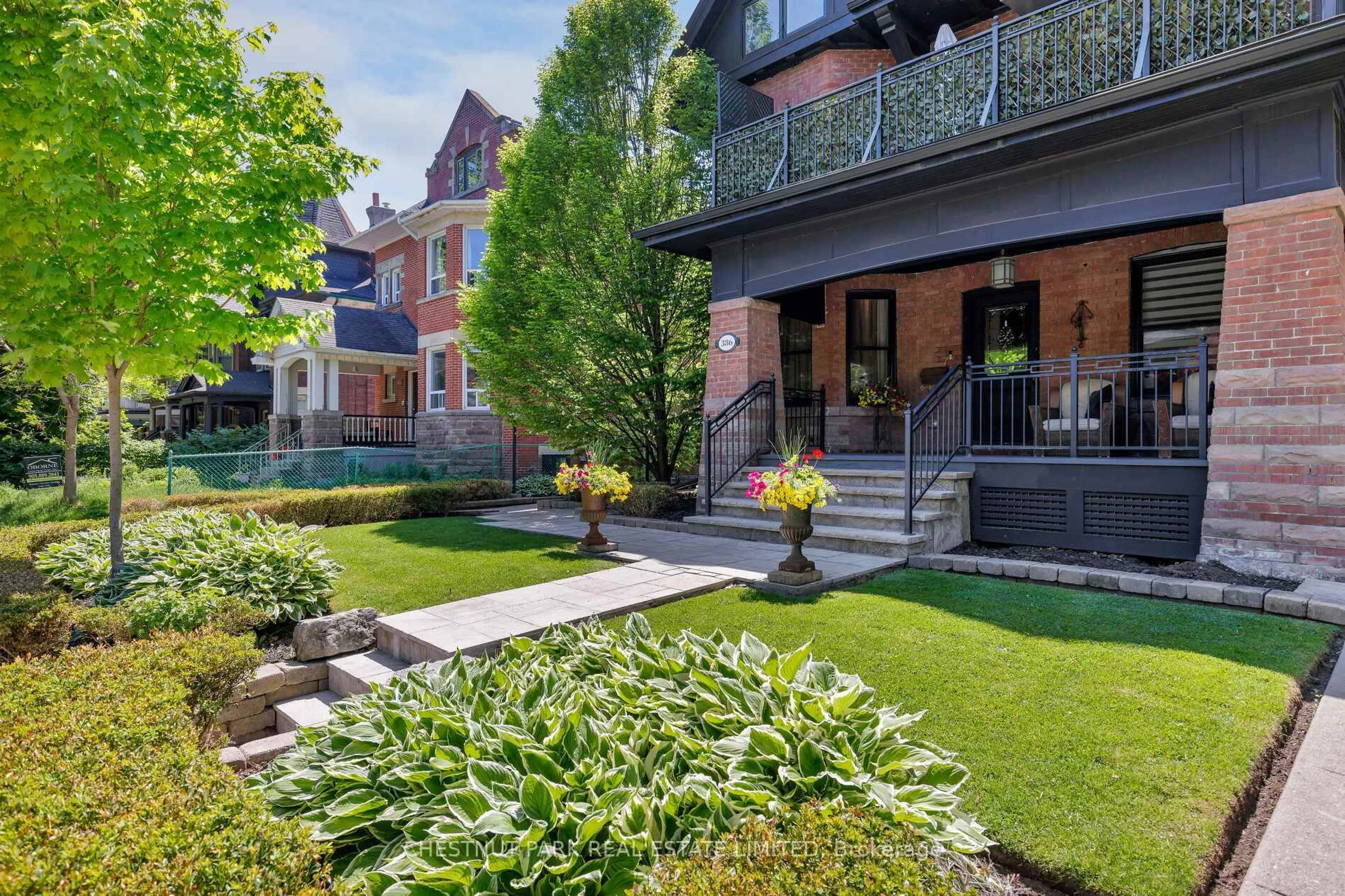 Patio, street for 386 Palmerston Blvd, Toronto Ontario M6G 2N6