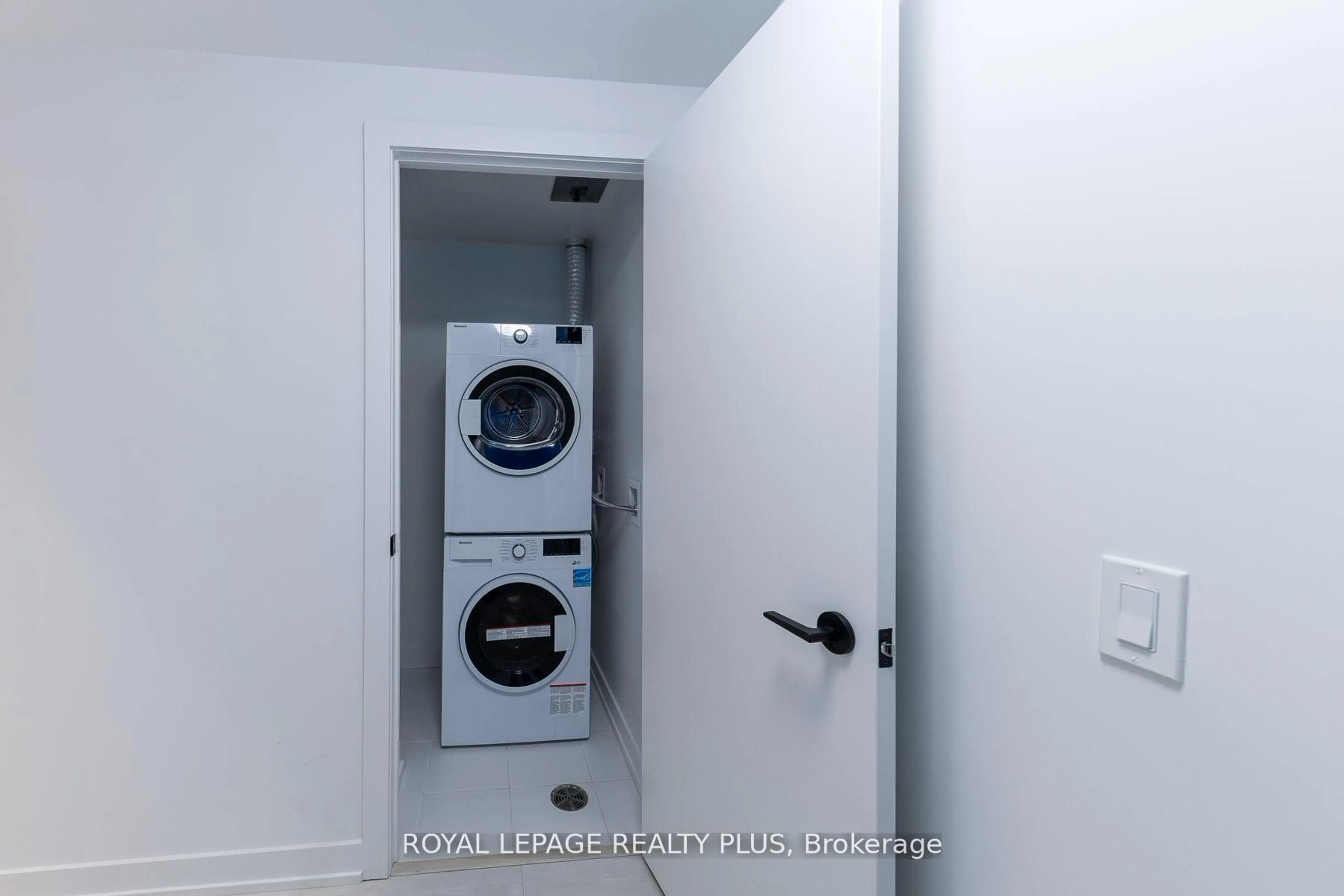 Laundry room for 127 Broadway Ave #206S, Toronto Ontario N4P 1V4