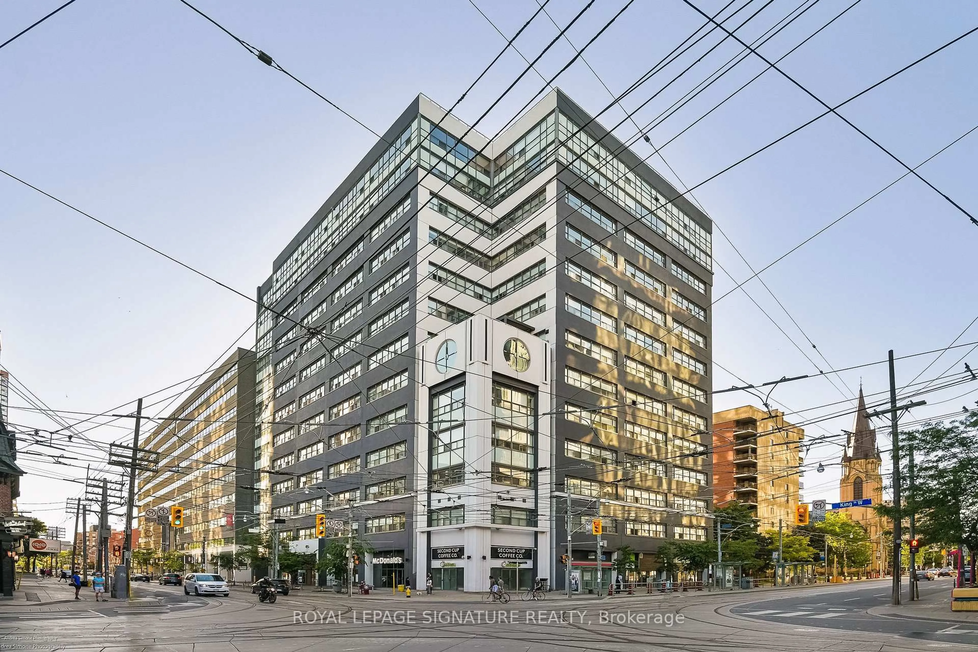 Indoor foyer for 700 King St #513, Toronto Ontario M5V 2Y6
