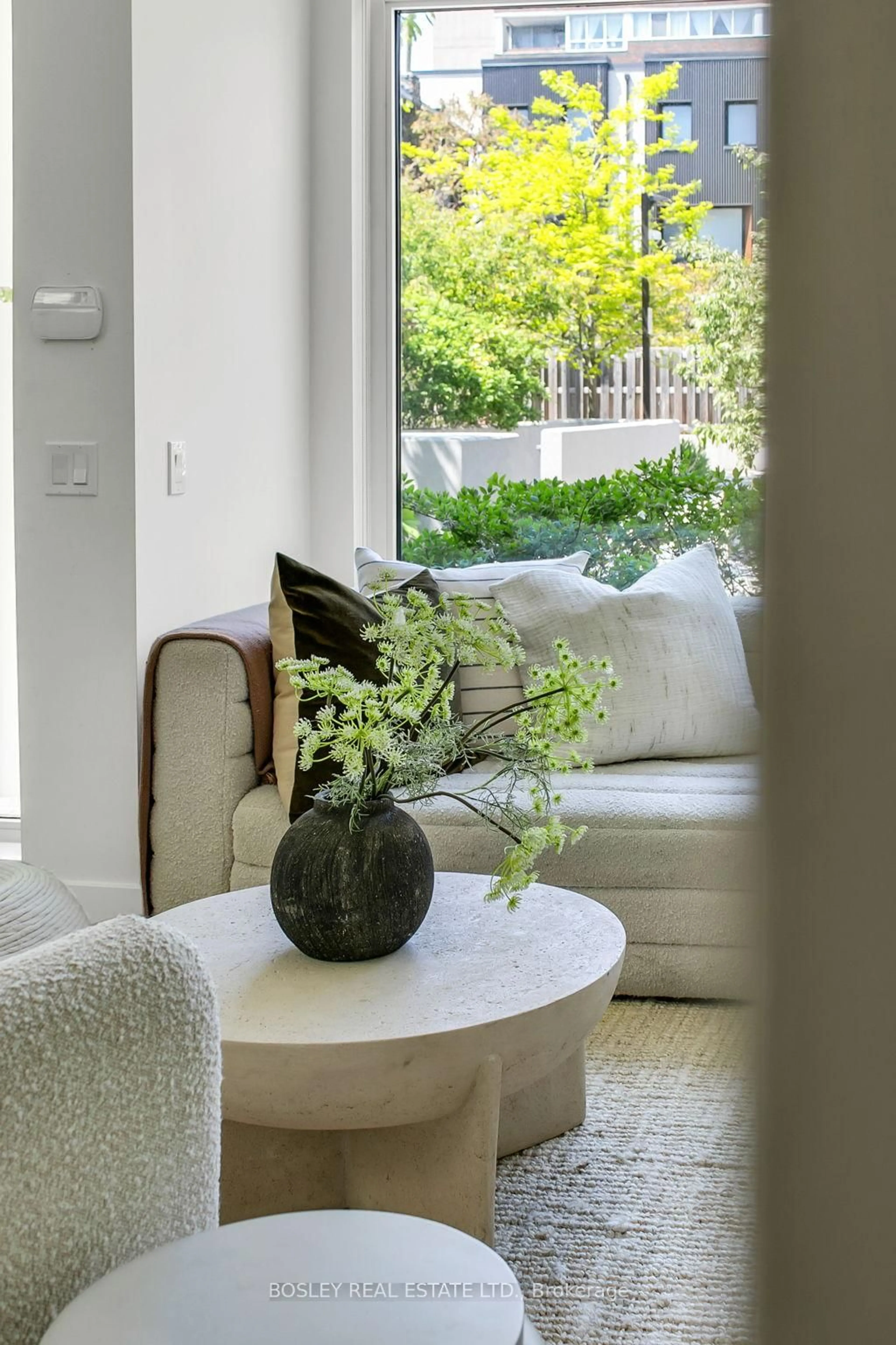Indoor entryway for 51 Paul Lane Gdns #TH05, Toronto Ontario M5T 2H6