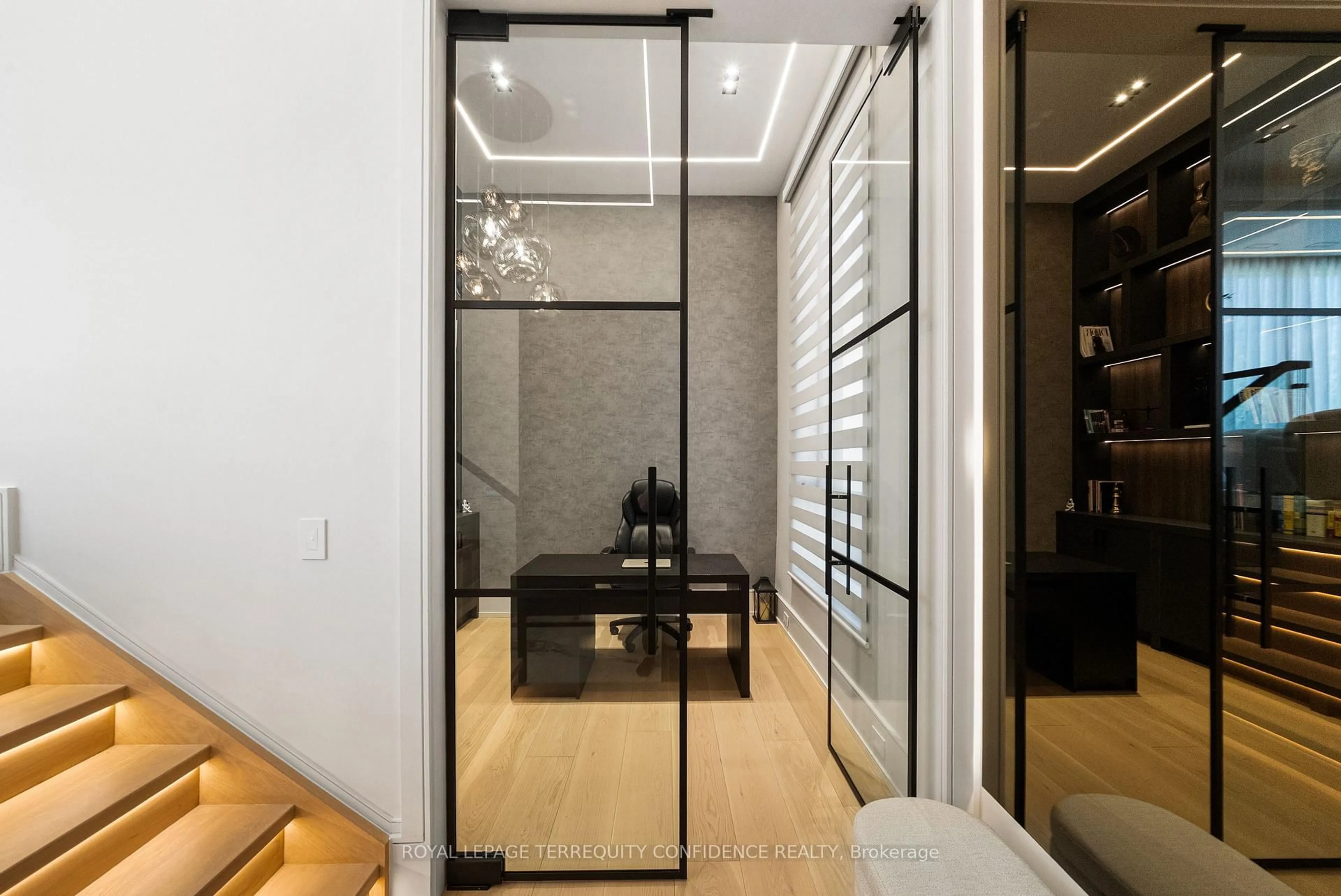 Indoor foyer for 35 Nipigon Ave, Toronto Ontario M2M 2V7