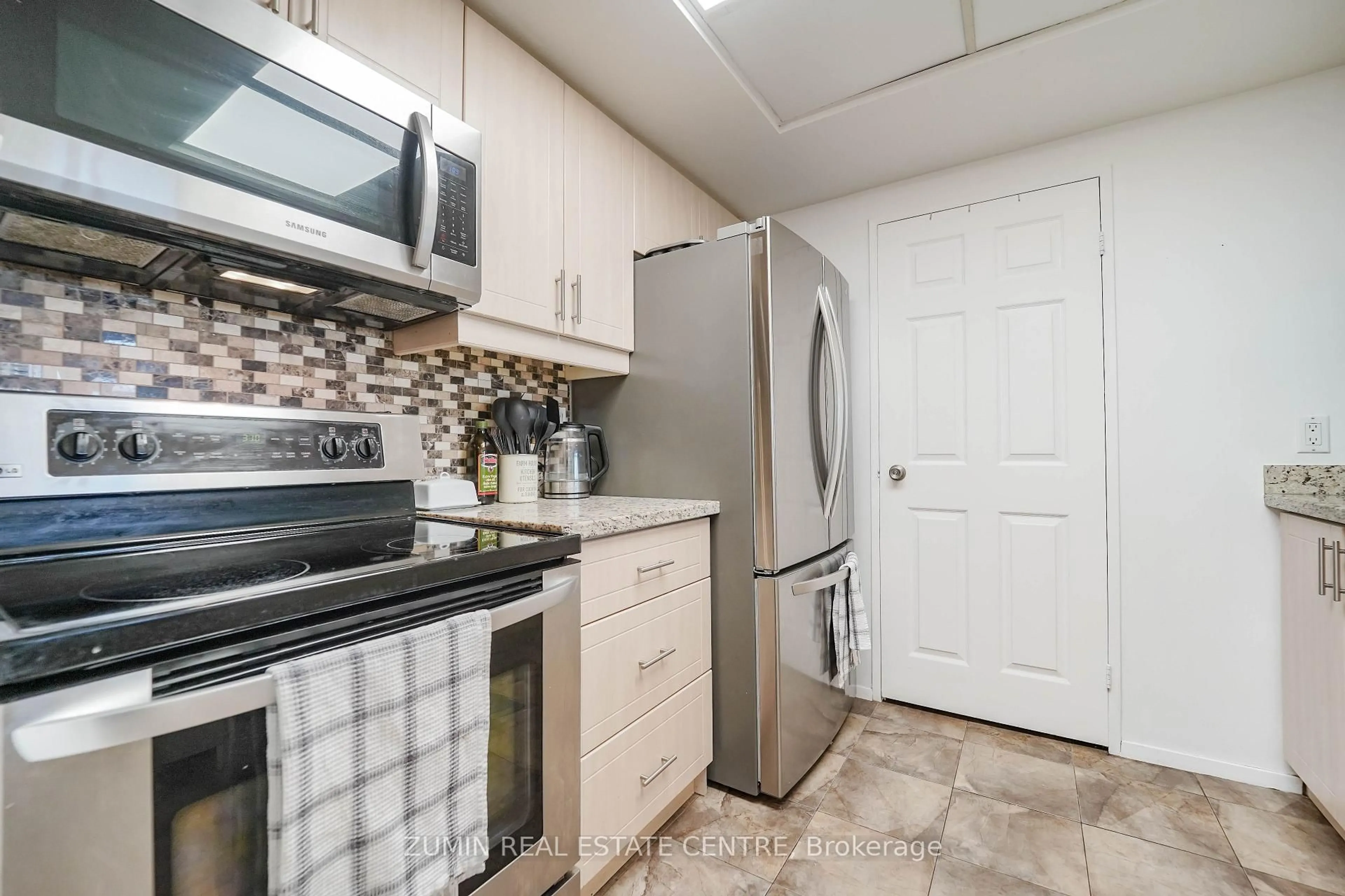 Standard kitchen, ceramic/tile floor for 1555 Finch Ave #602, Toronto Ontario M2J 4X9
