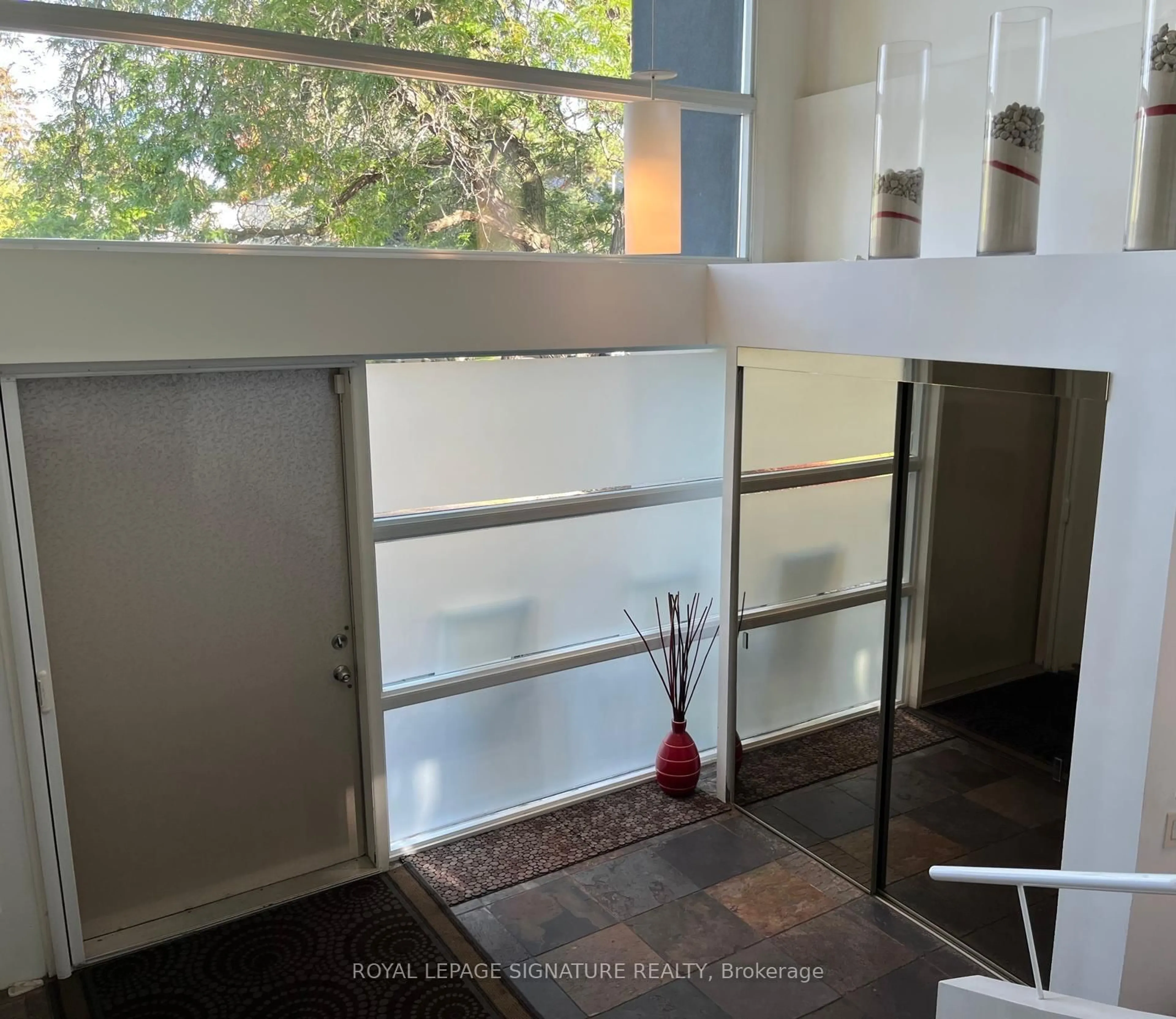 Indoor foyer for 90 Berkinshaw Cres, Toronto Ontario M3B 2T2