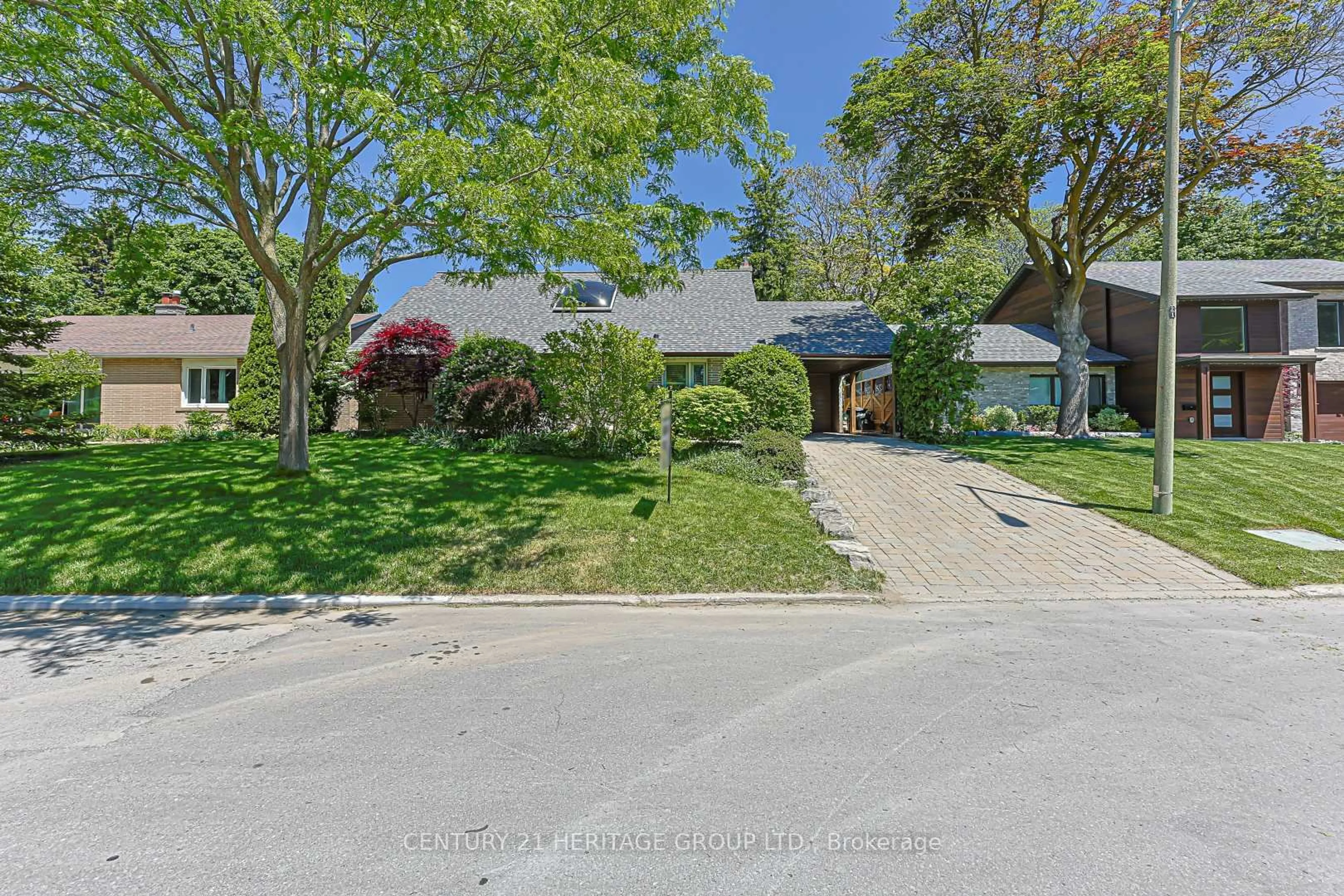 A pic from outside/outdoor area/front of a property/back of a property/a pic from drone, street for 21 Truxford Rd, Toronto Ontario M3A 2S5