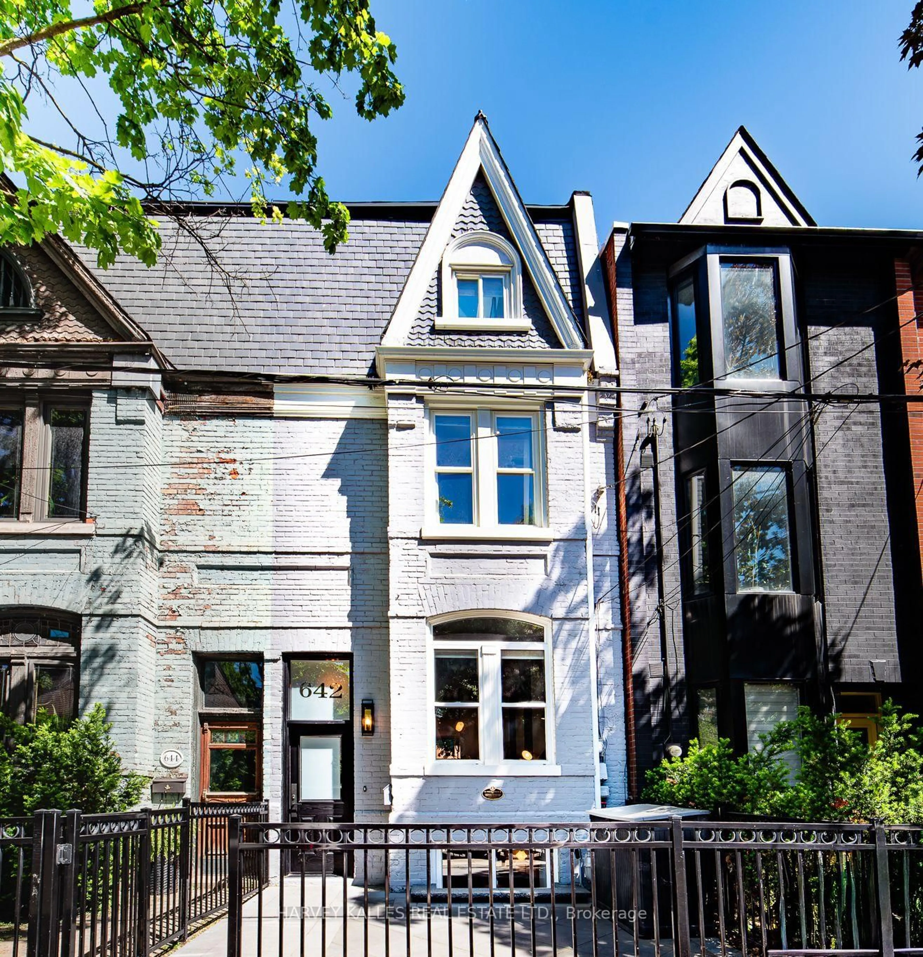 Home with brick exterior material, street for 642 Wellington St, Toronto Ontario M5V 1G4
