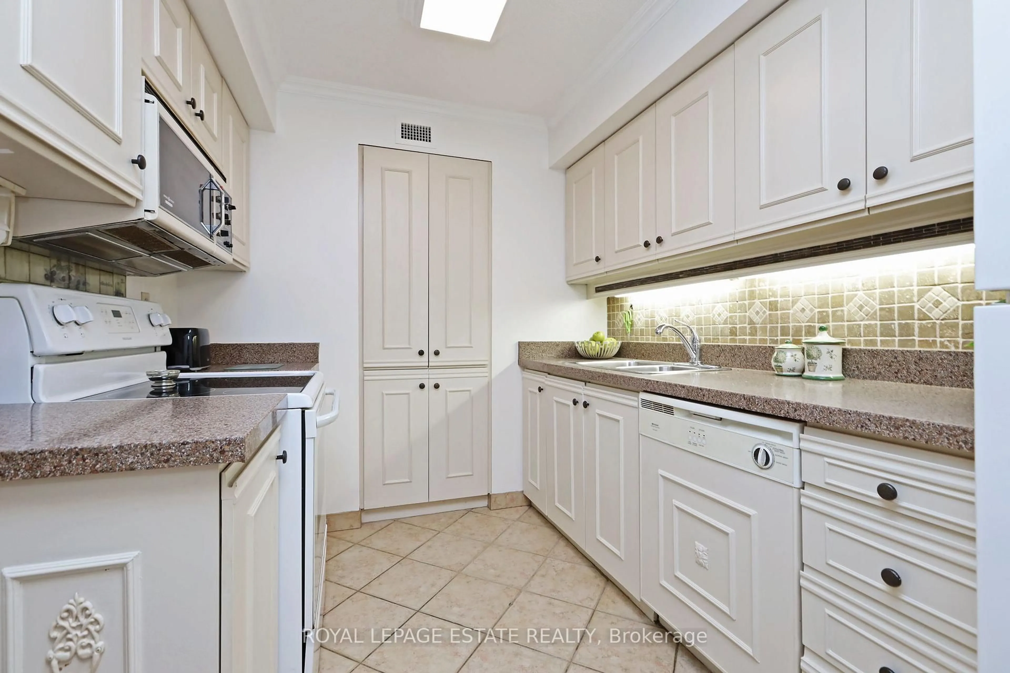 Standard kitchen, ceramic/tile floor for 35 Church St #306, Toronto Ontario M5E 1T3