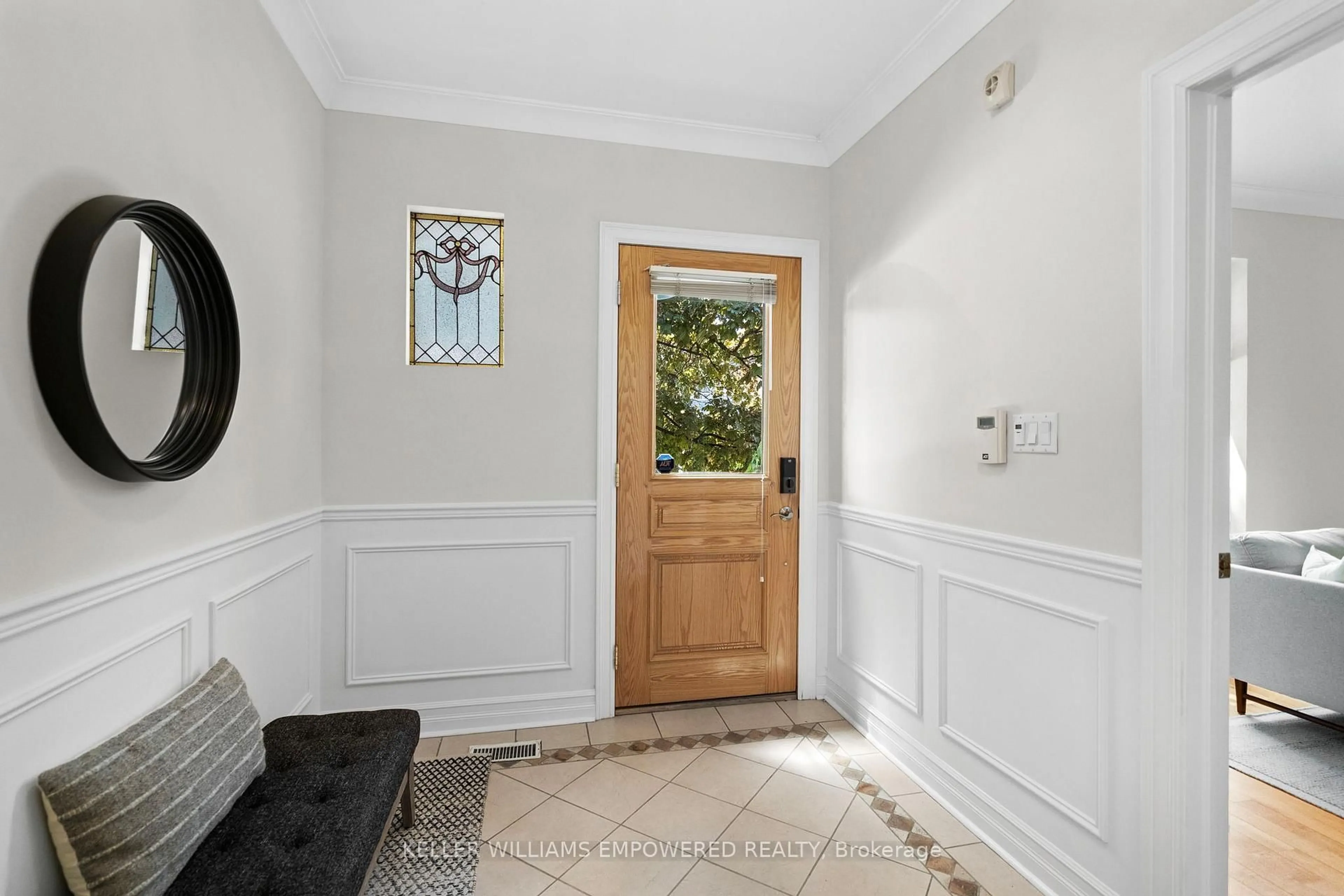 Indoor entryway for 865 Bathurst St, Toronto Ontario M5R 3G2
