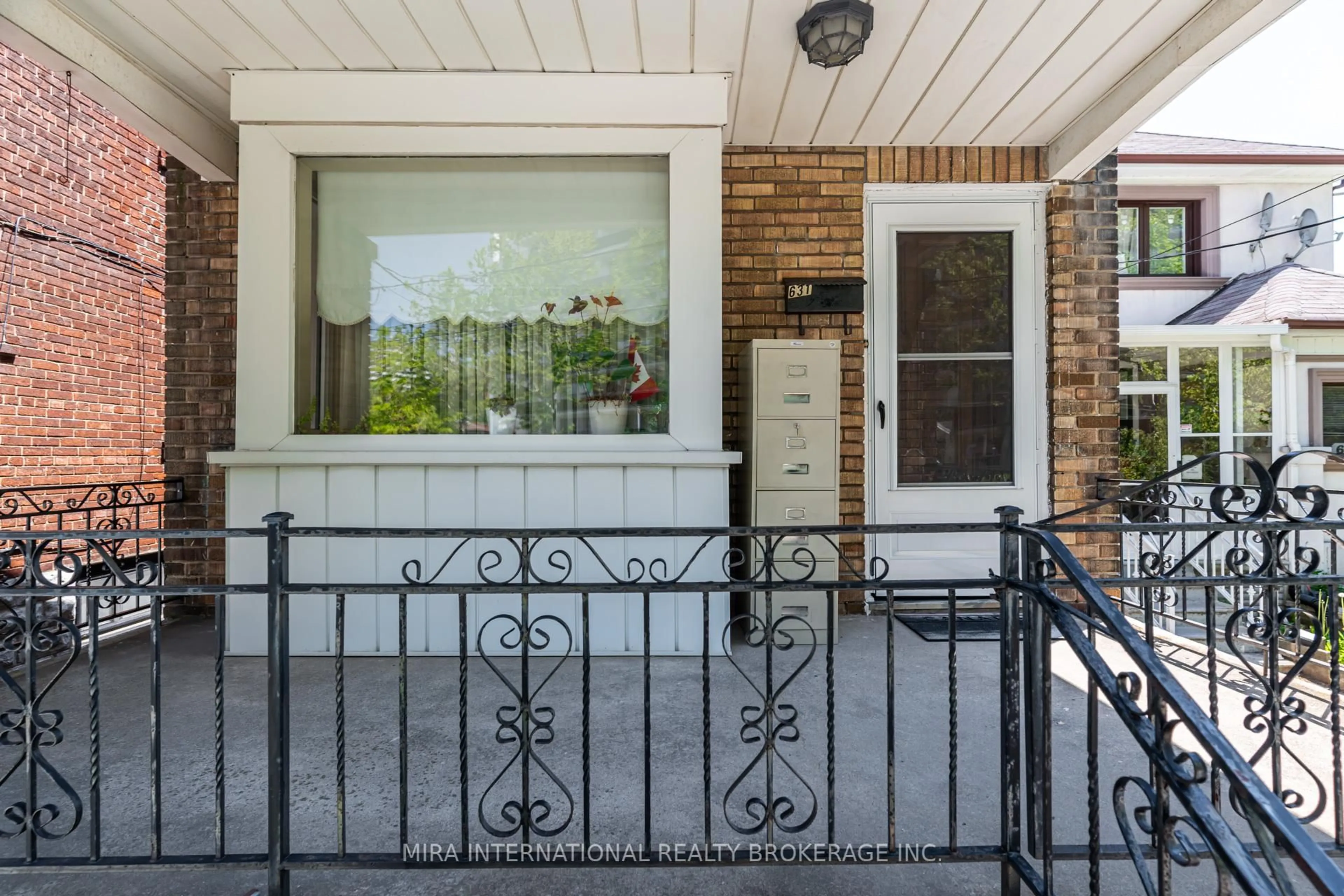 Indoor entryway for 631 Lauder Ave, Toronto Ontario M6E 3J8