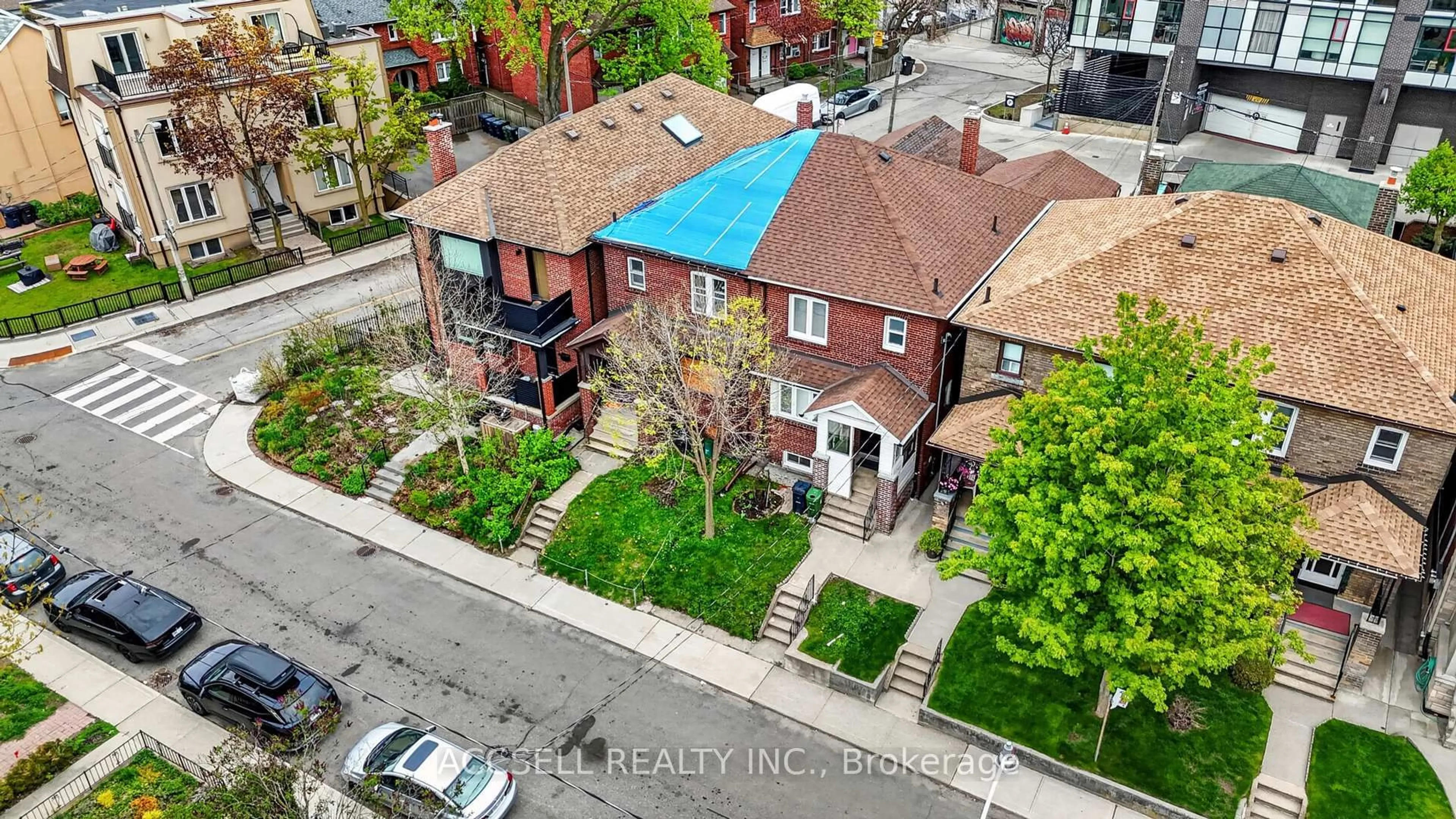 A pic from outside/outdoor area/front of a property/back of a property/a pic from drone, street for 23 Fisher St, Toronto Ontario M6K 1V7