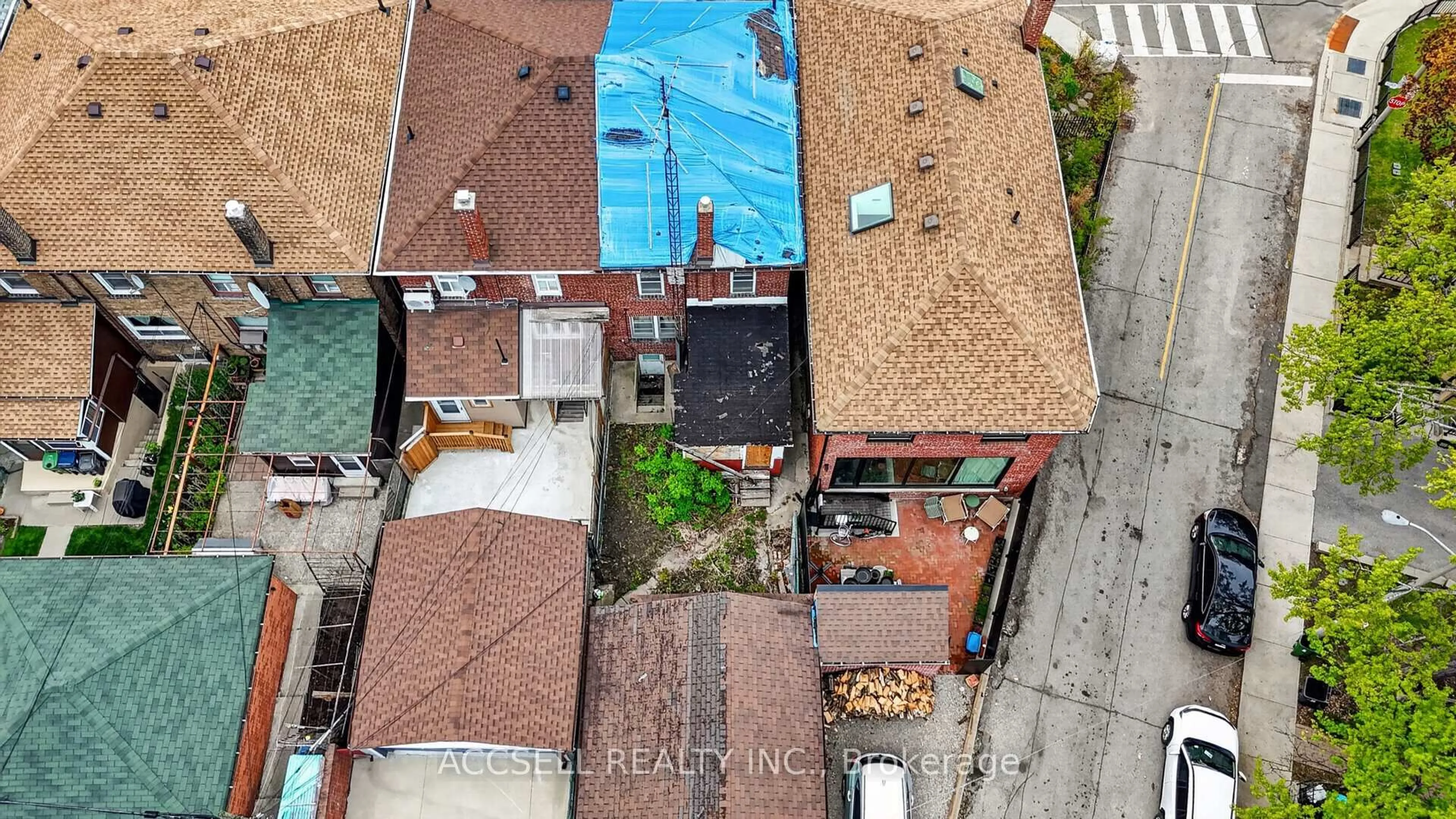 A pic from outside/outdoor area/front of a property/back of a property/a pic from drone, city buildings view from balcony for 23 Fisher St, Toronto Ontario M6K 1V7