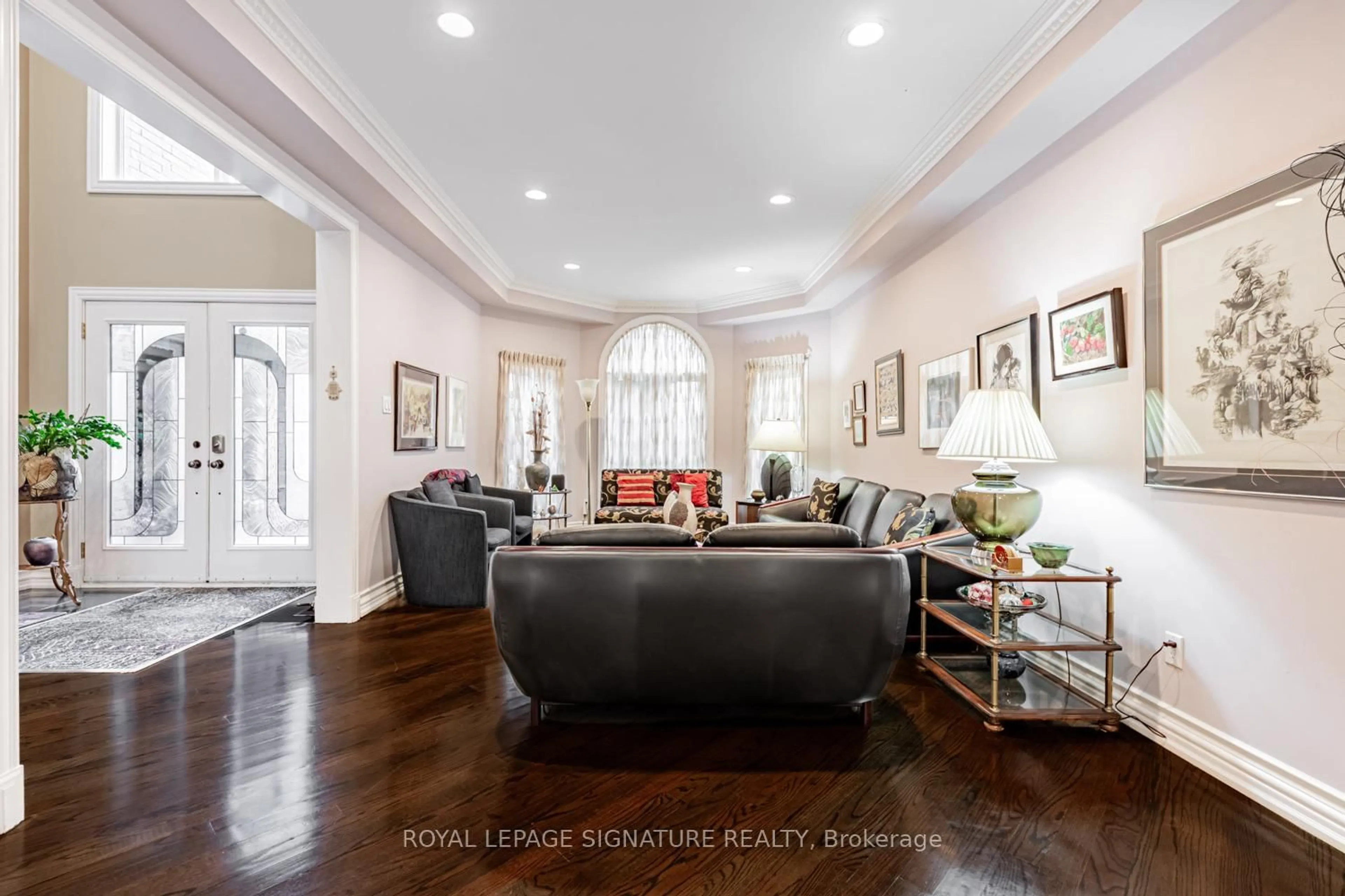 Living room with furniture, unknown for 221 Pleasant Ave, Toronto Ontario M2M 1M6