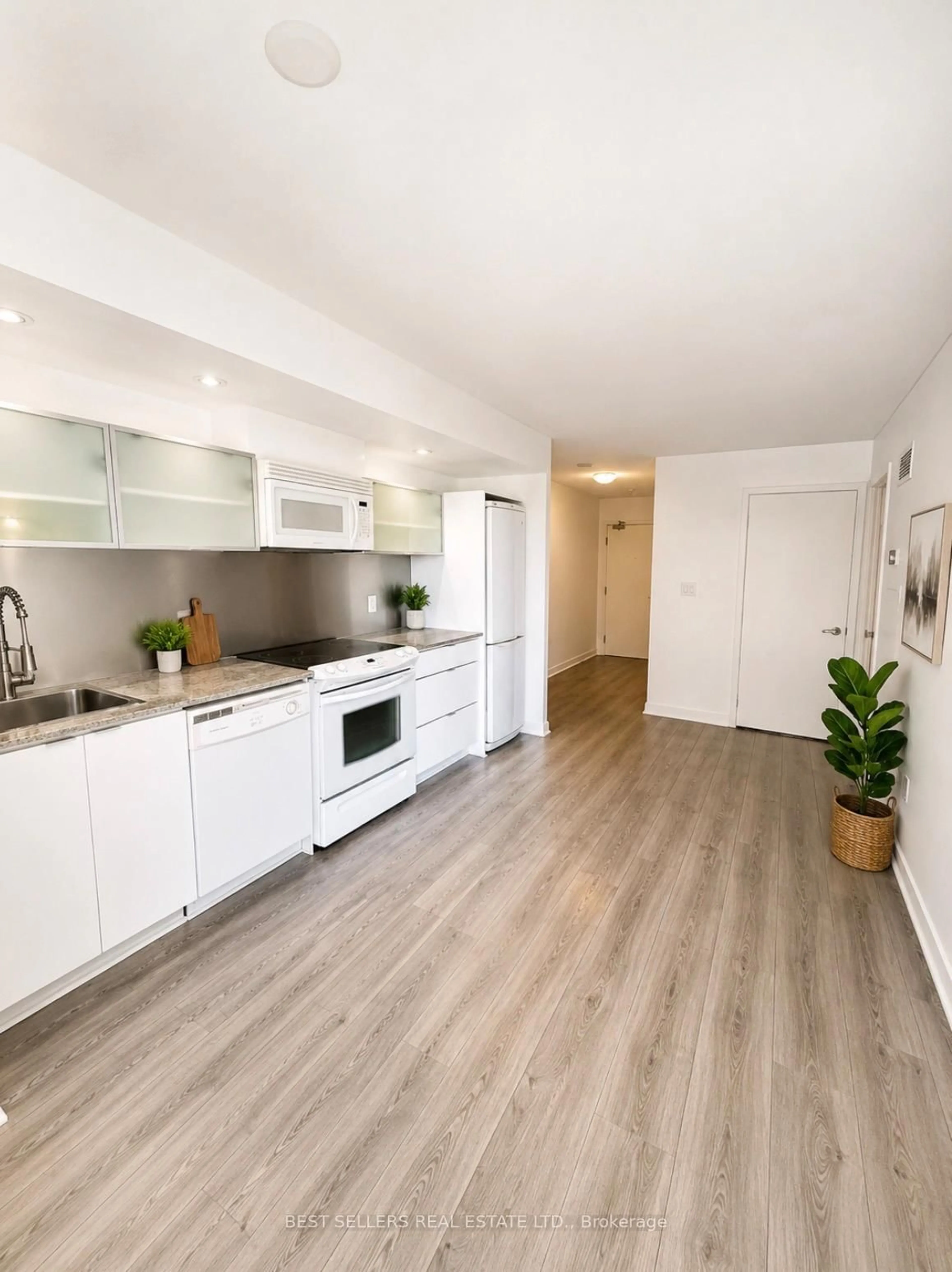 Open concept kitchen, wood/laminate floor for 4000 Spadina Ave #1001, Toronto Ontario M5V 3Y9