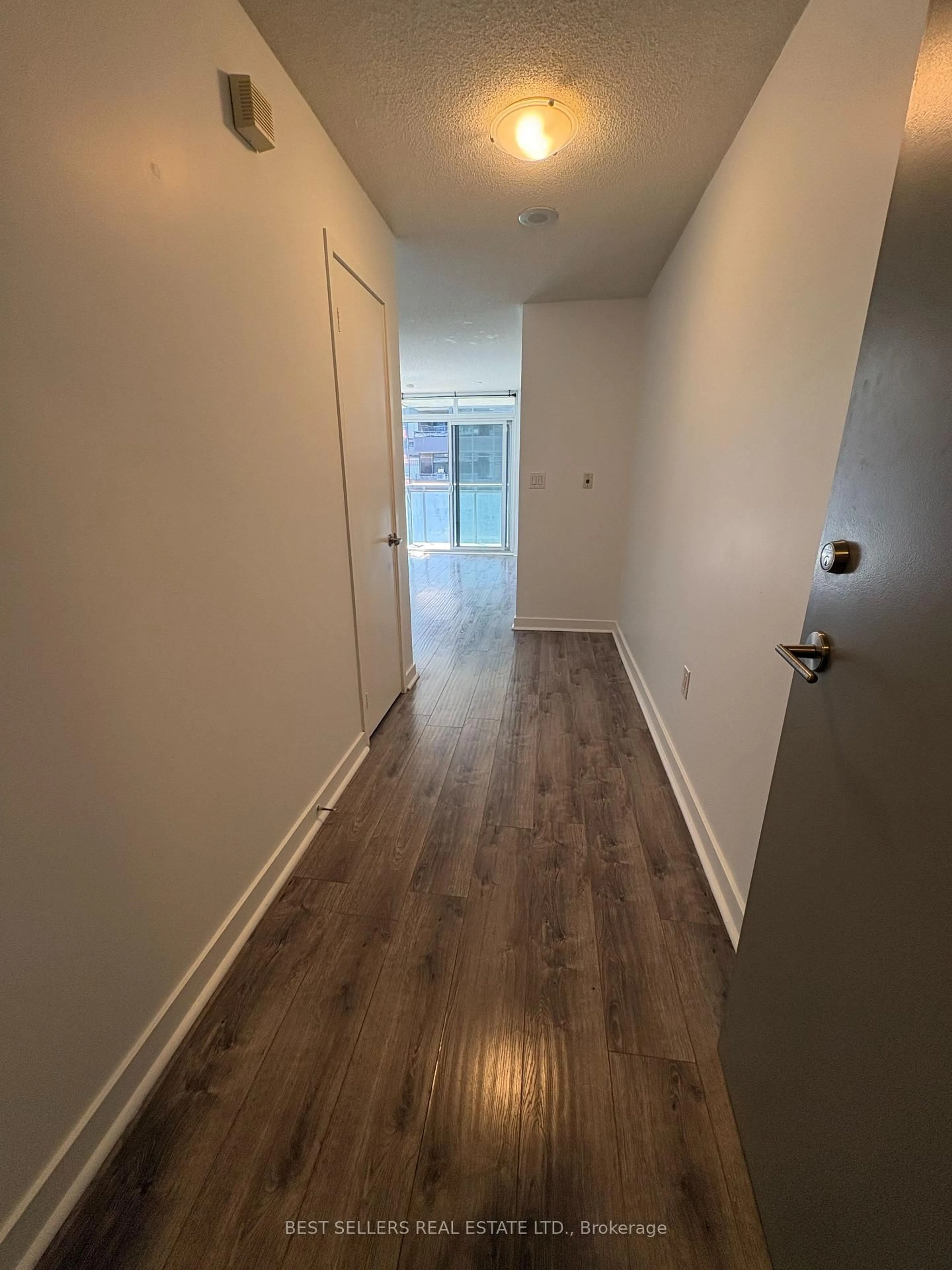 A pic of a room for 4000 Spadina Ave #1001, Toronto Ontario M5V 3Y9