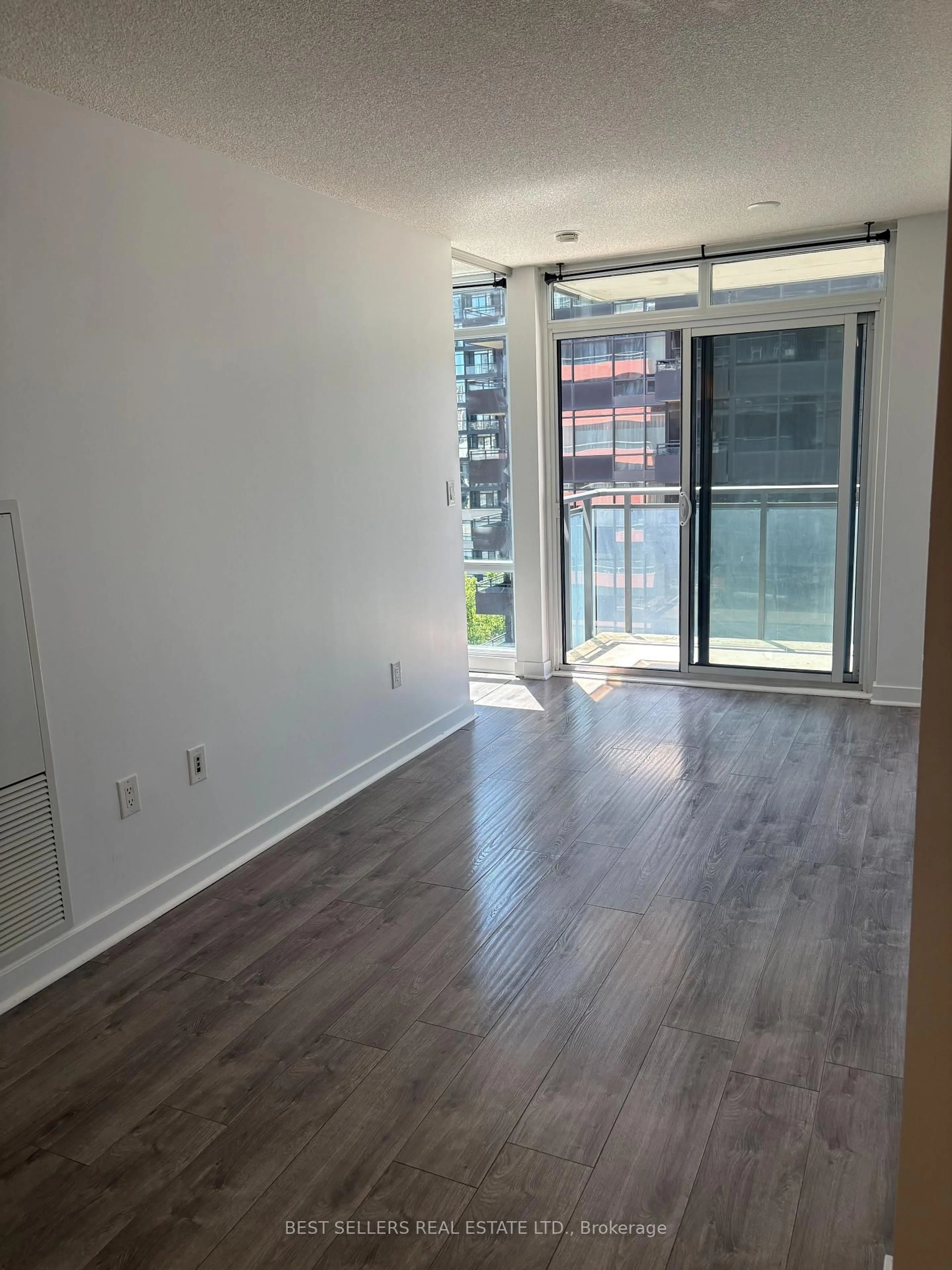 A pic of a room for 4000 Spadina Ave #1001, Toronto Ontario M5V 3Y9