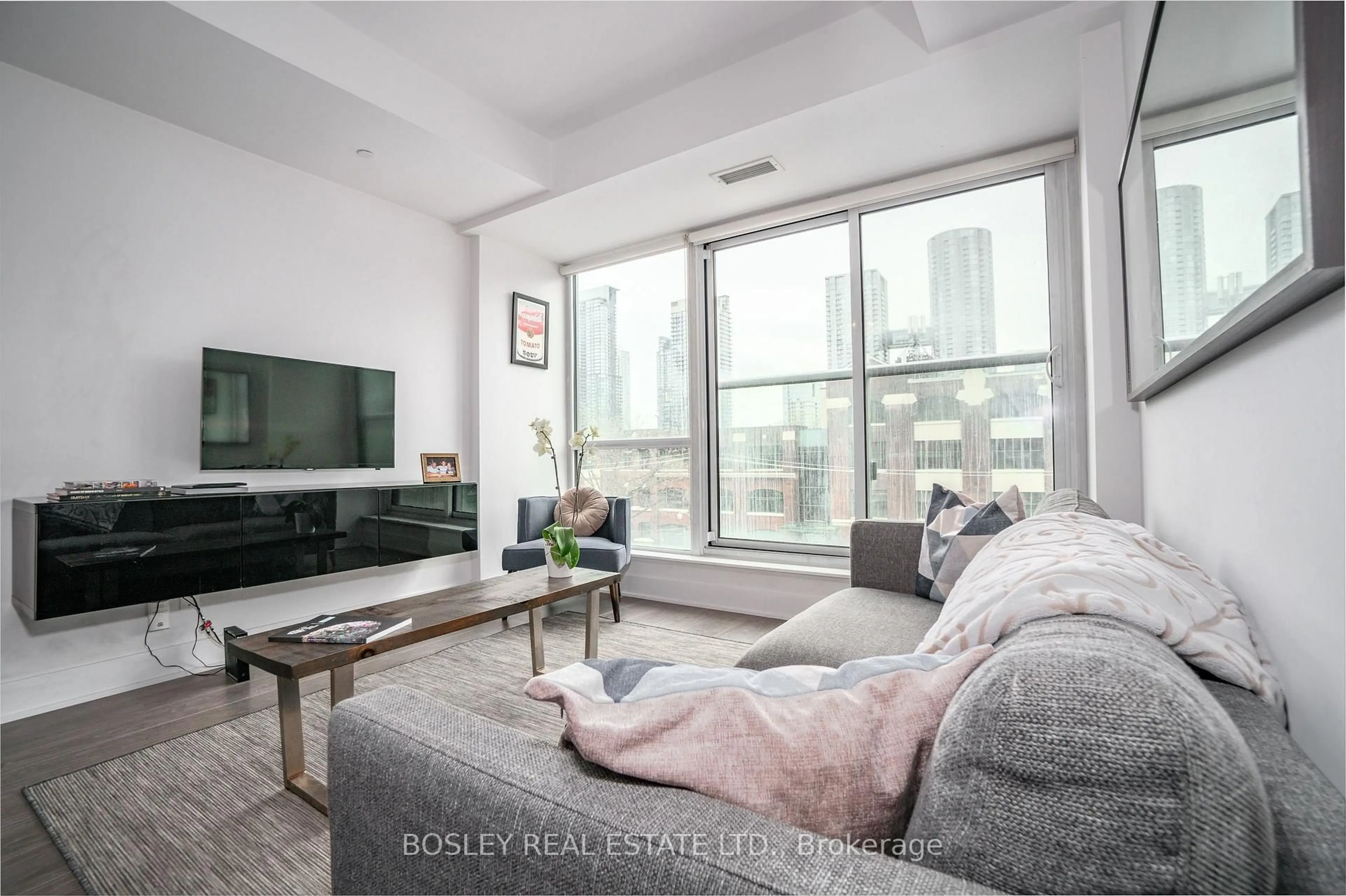 Living room with furniture, unknown for 508 Wellington St #401, Toronto Ontario M5V 0K8