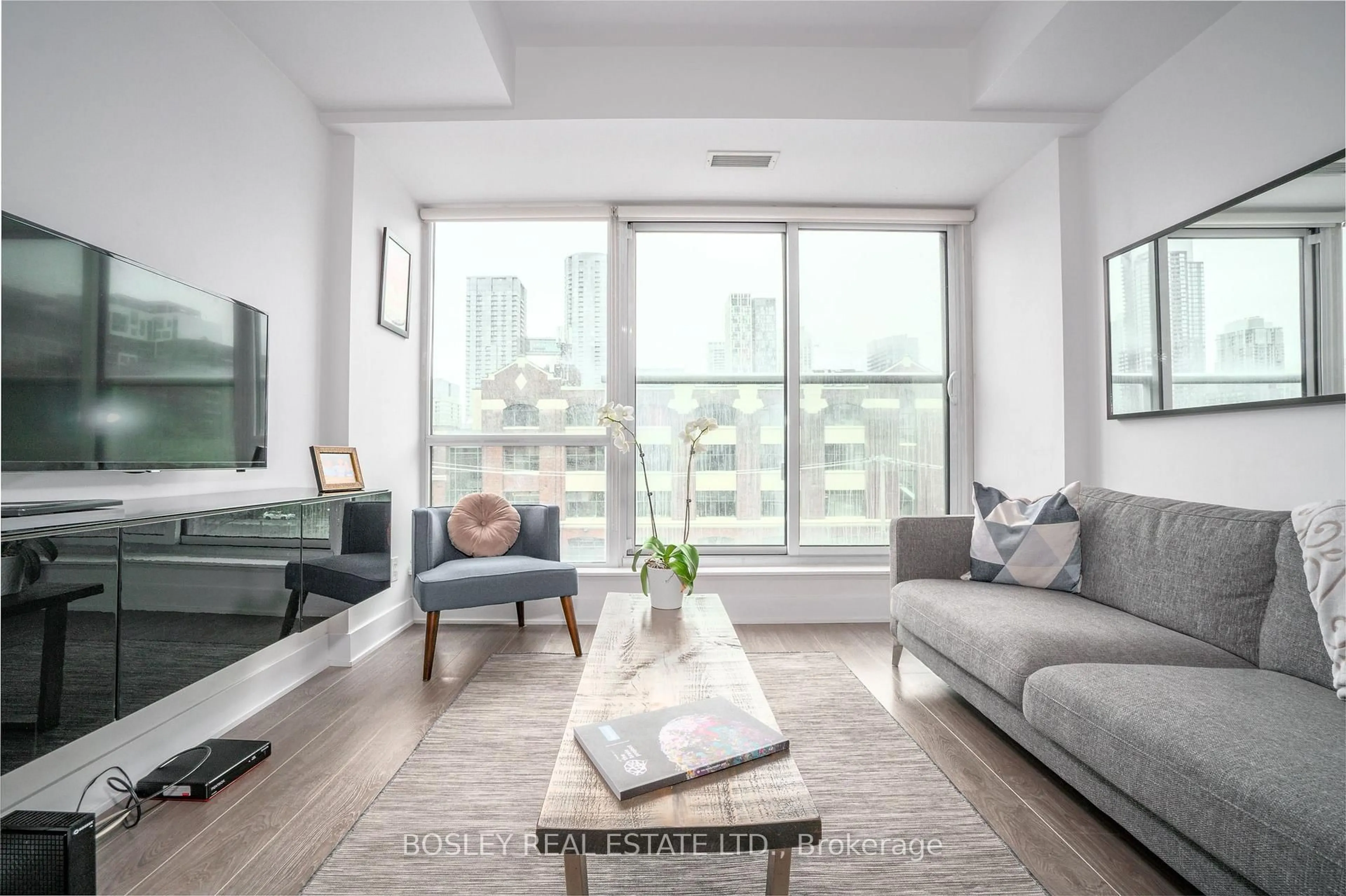 Living room with furniture, unknown for 508 Wellington St #401, Toronto Ontario M5V 0K8