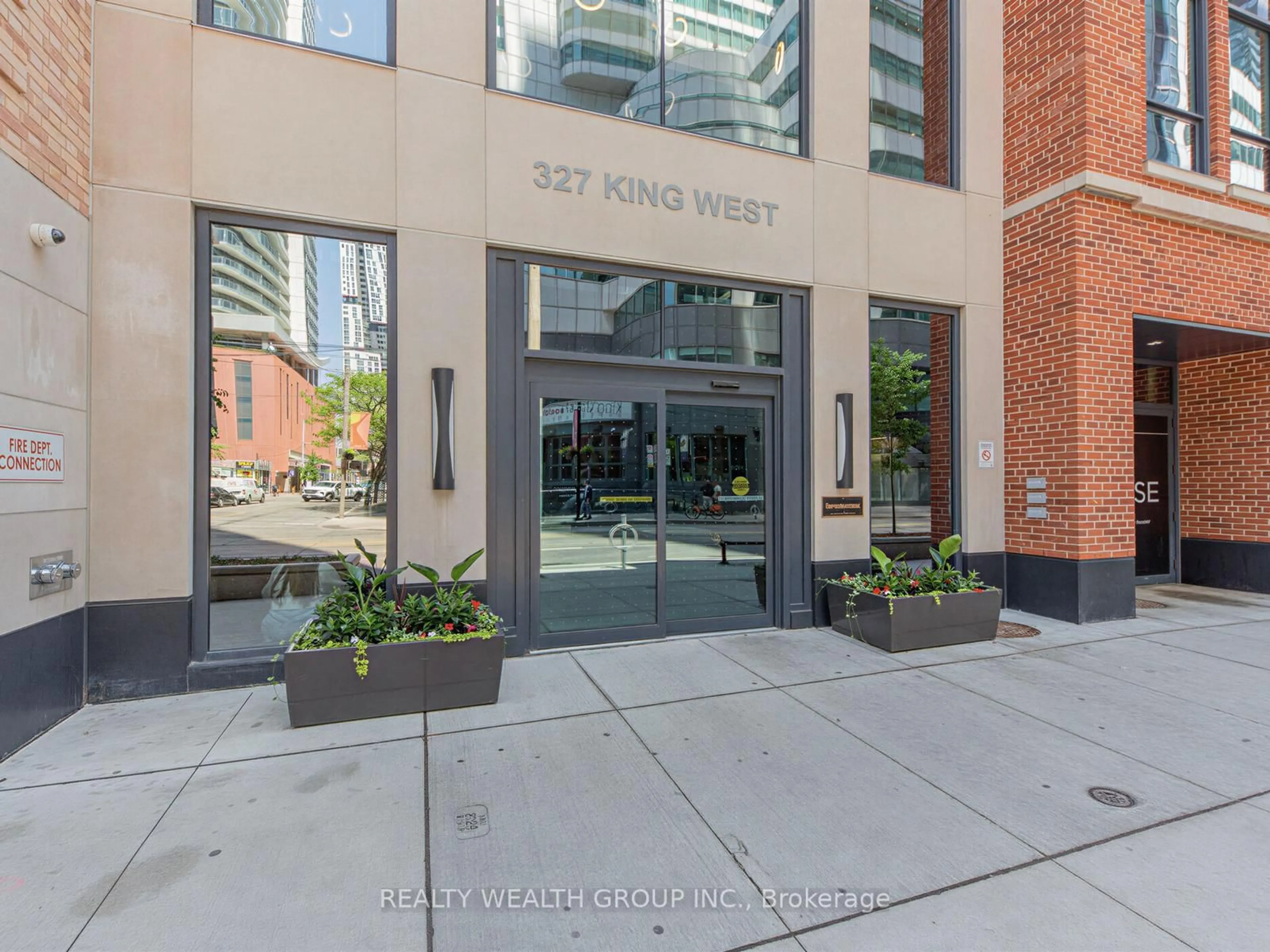 Indoor foyer for 327 King St #1305, Toronto Ontario M5V 0W7