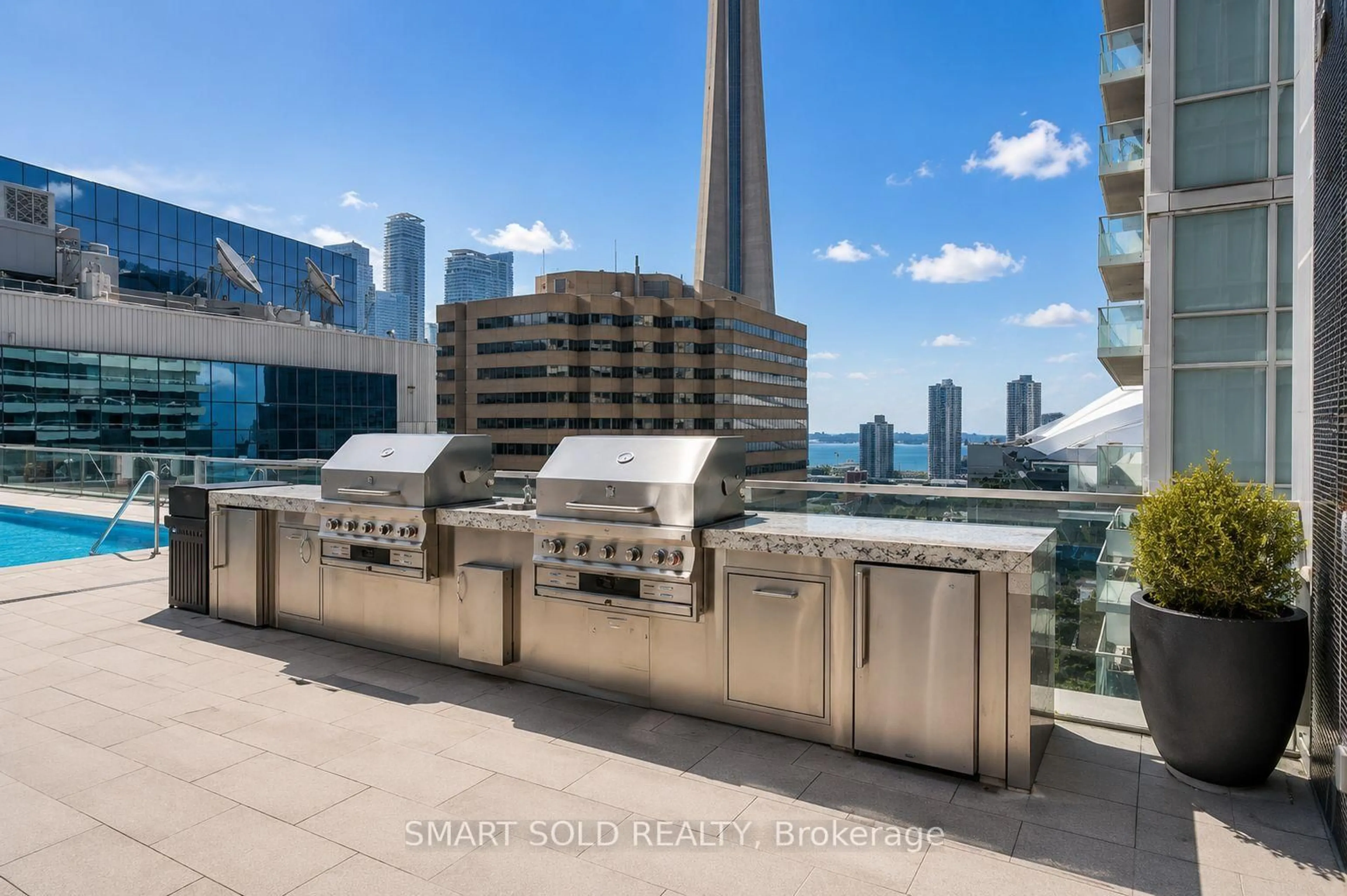 Standard kitchen, unknown for 300 Front St #1712, Toronto Ontario M5V 0E9
