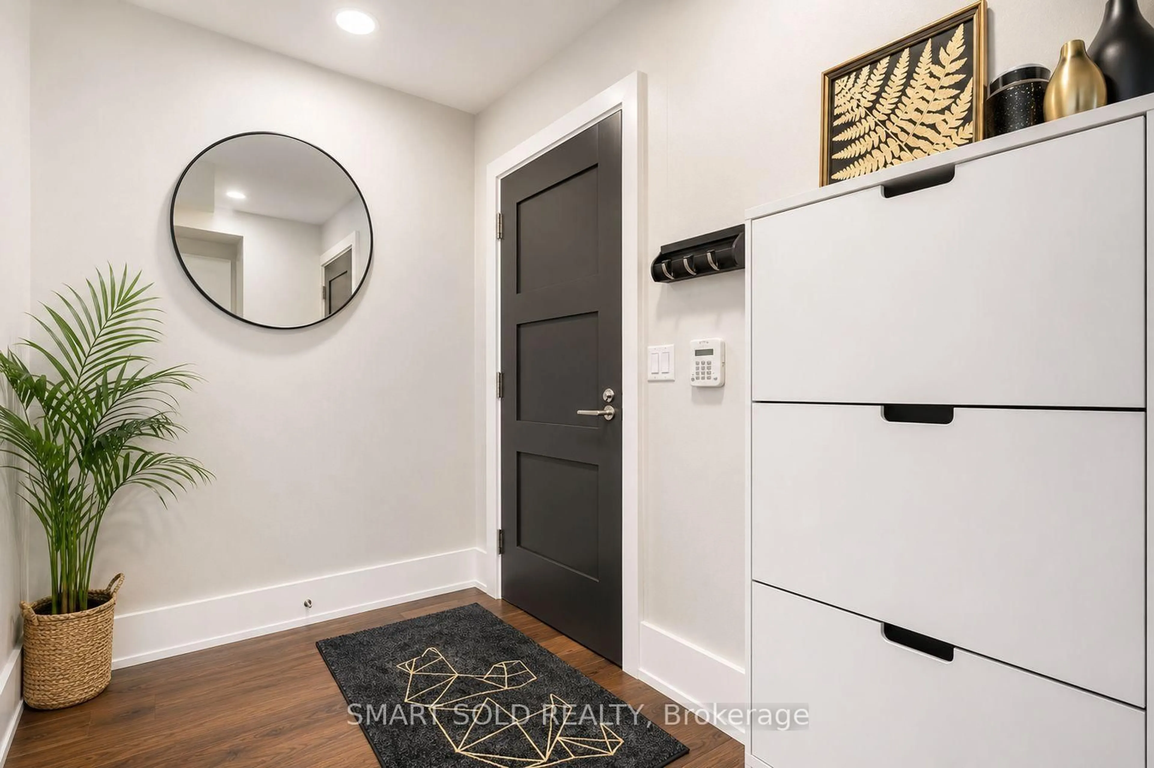Indoor entryway for 300 Front St #1712, Toronto Ontario M5V 0E9