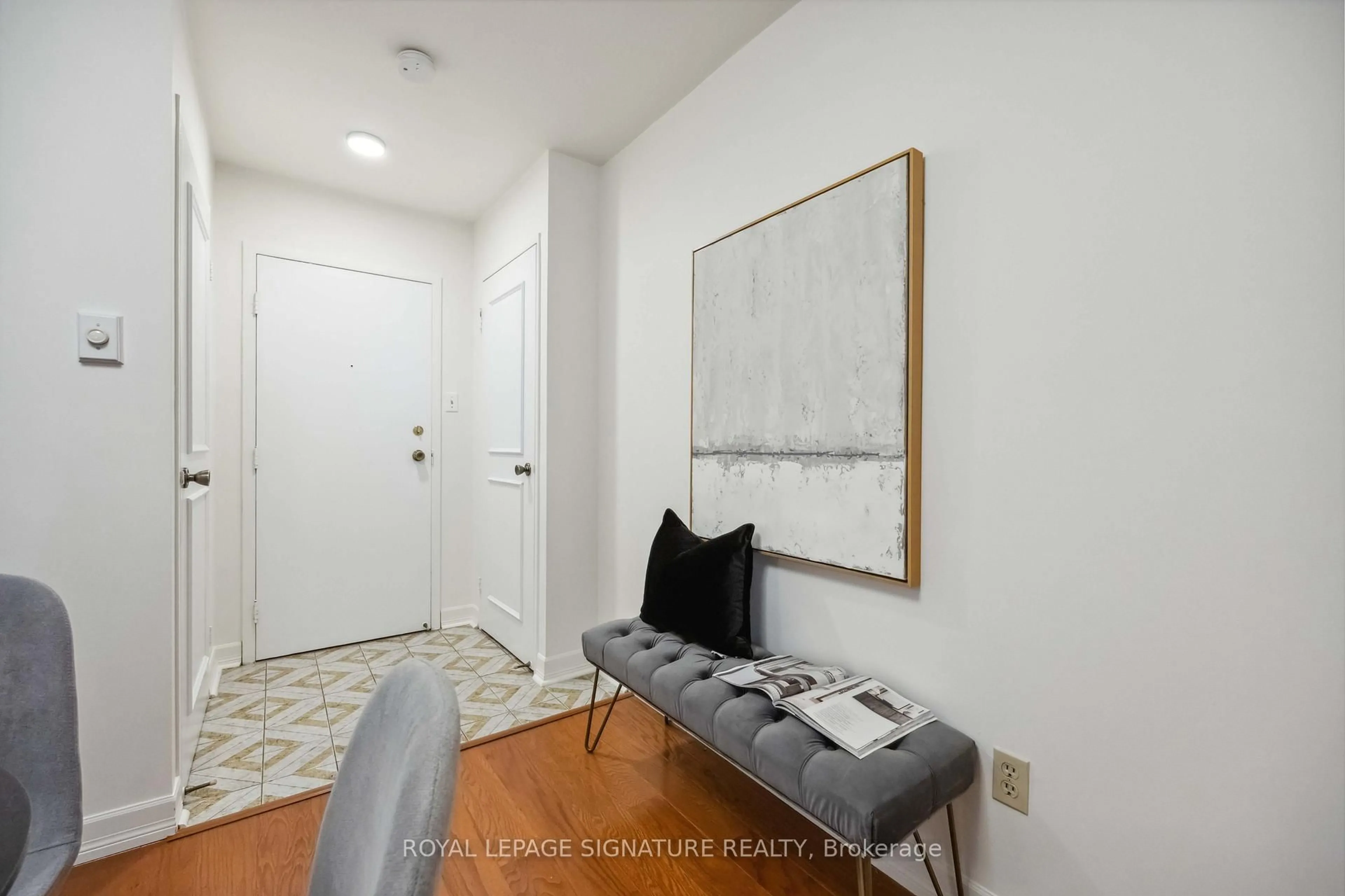 Indoor entryway for 212 St. George St #201, Toronto Ontario M5R 2N5