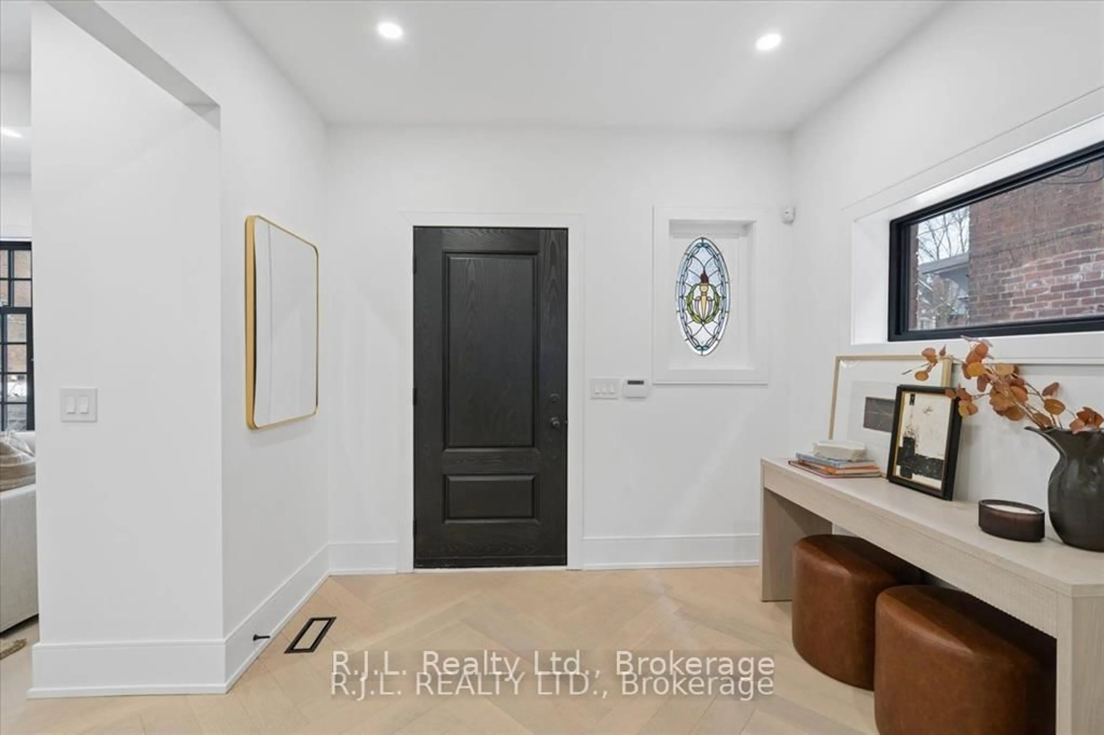 Indoor entryway for 111 Roxborough Dr, Toronto Ontario M4W 1X5