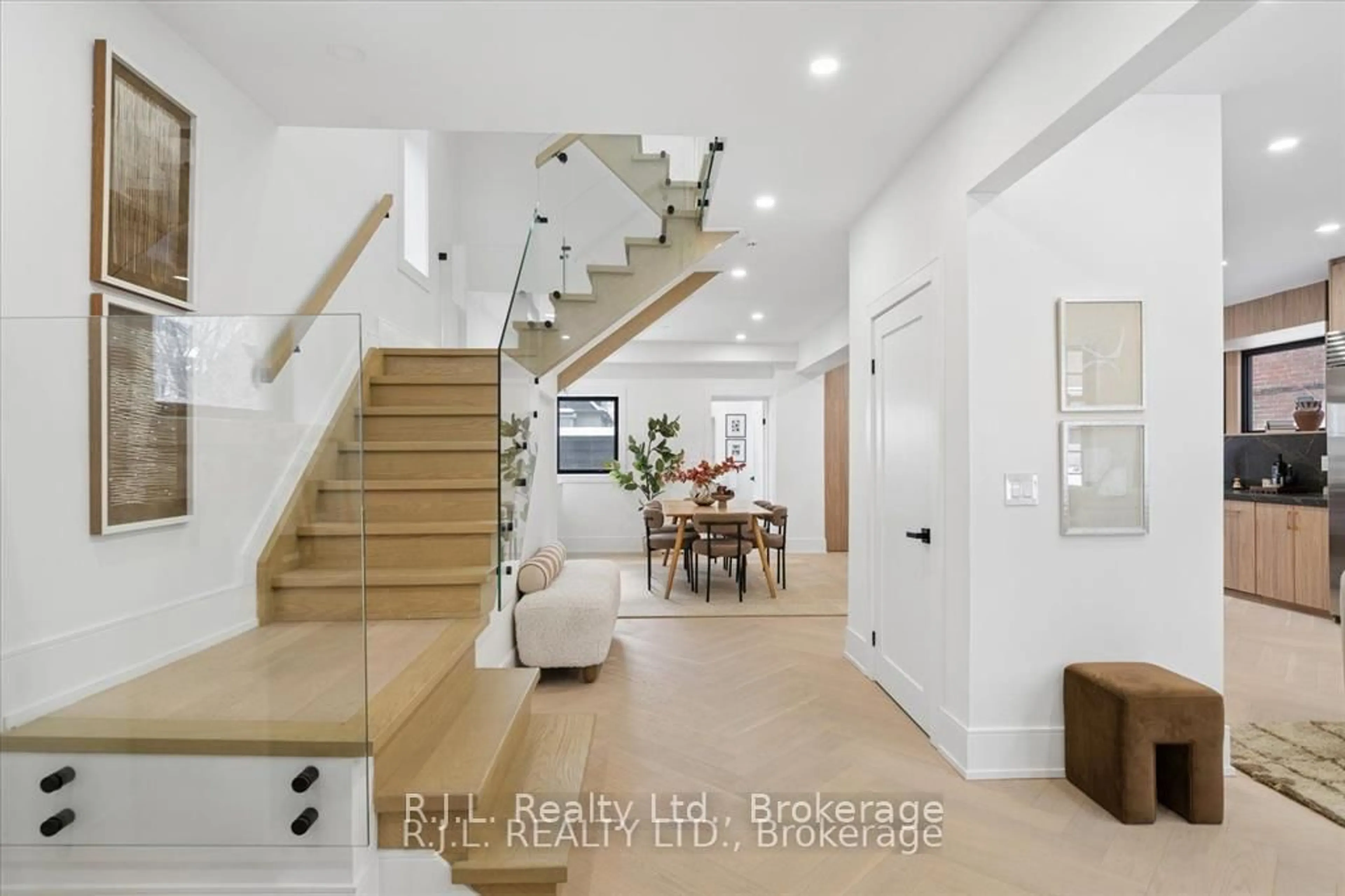 Indoor entryway for 111 Roxborough Dr, Toronto Ontario M4W 1X5