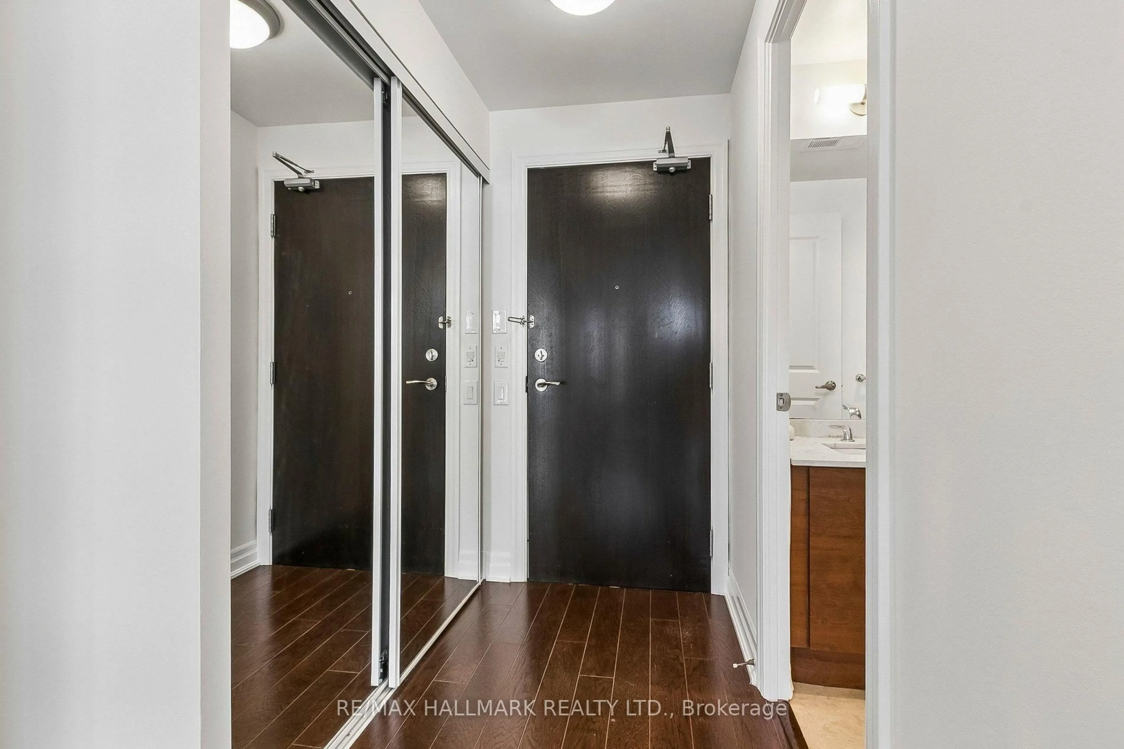 Indoor entryway for 17 Ruddington Dr #705, Toronto Ontario M2K 0A8