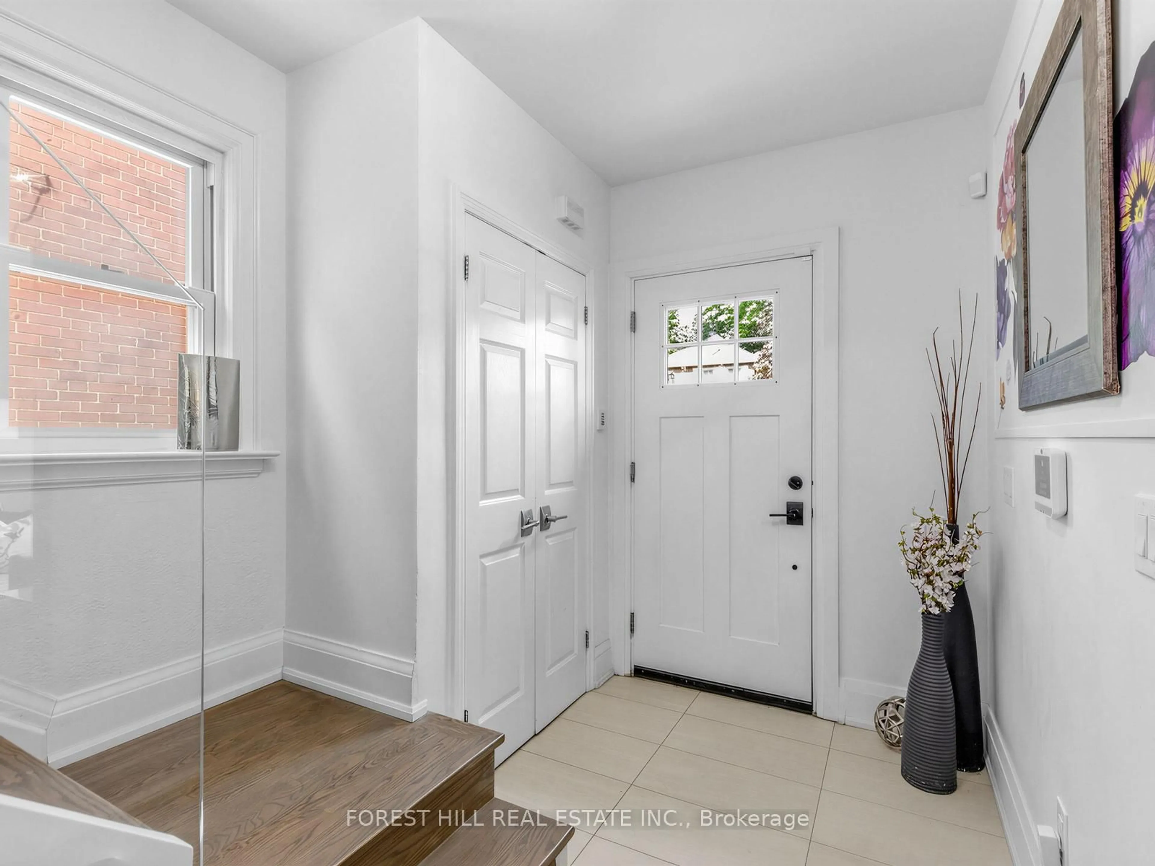 Indoor entryway for 192 Glen Cedar Rd, Toronto Ontario M6C 3H1