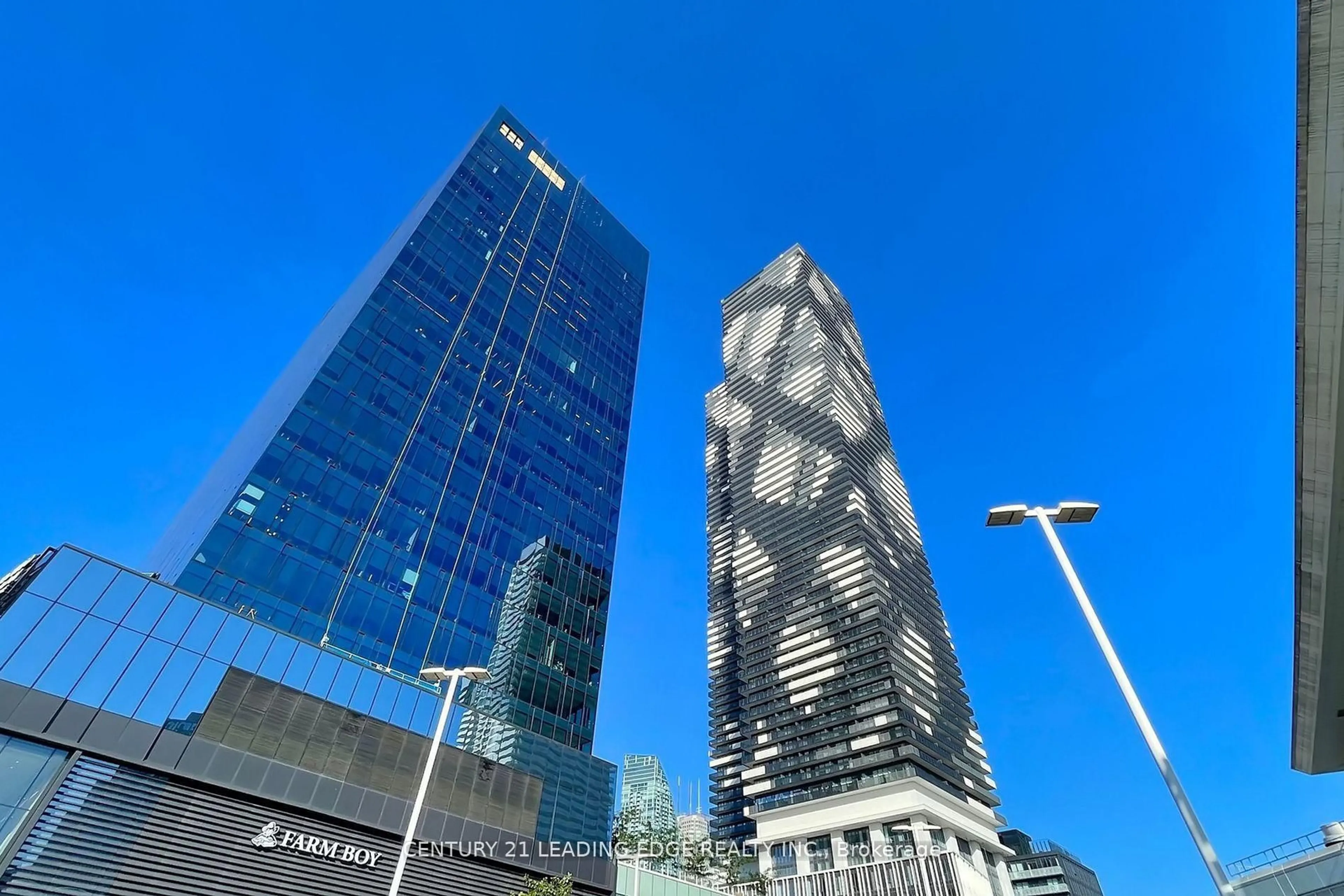 Blurry image for 138 Downes St #5909, Toronto Ontario M5E 0E4