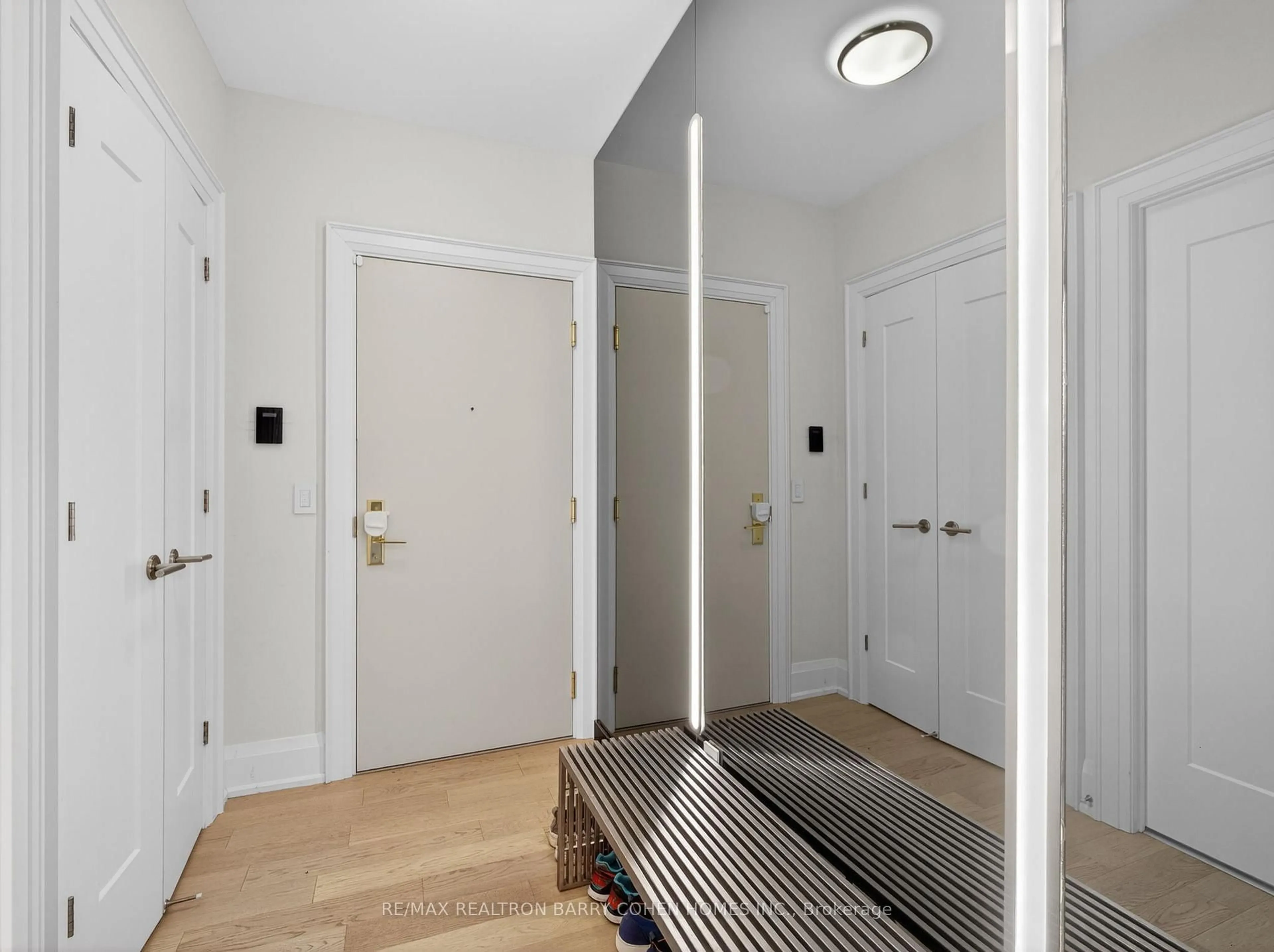 Indoor entryway for 88 Cumberland St #2104, Toronto Ontario M5R 0C8