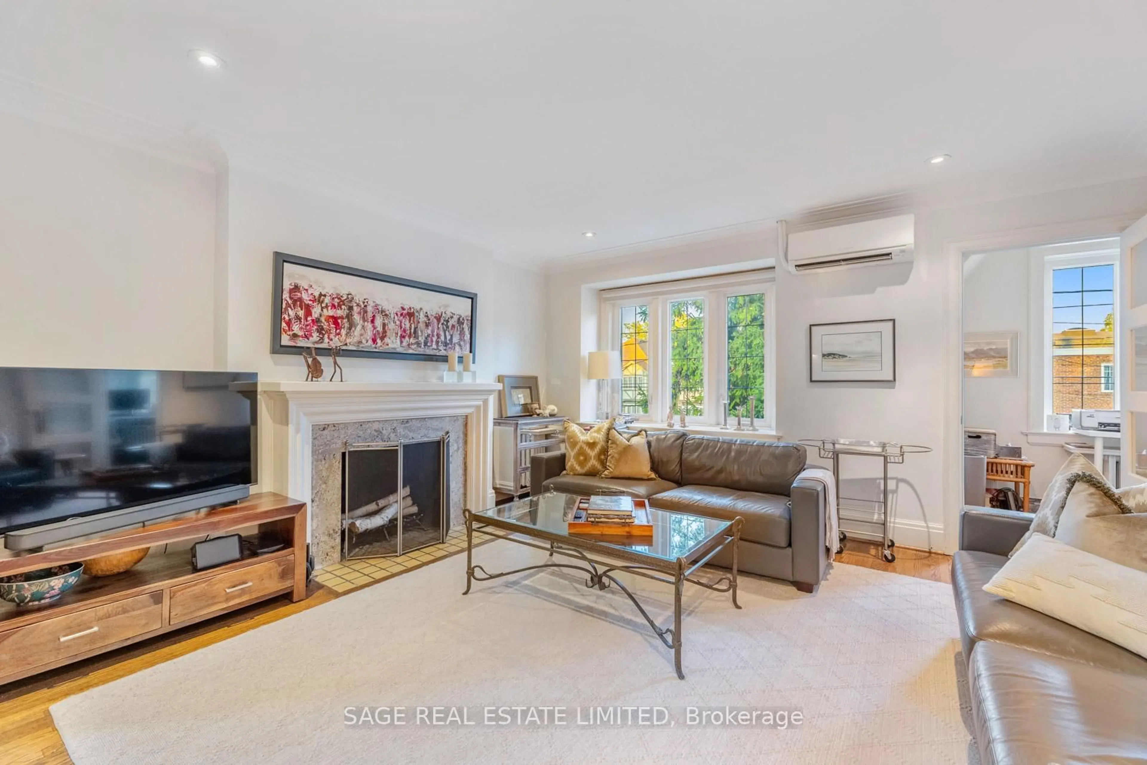 Living room with furniture, unknown for 1208 Avenue Rd, Toronto Ontario M5N 2G4