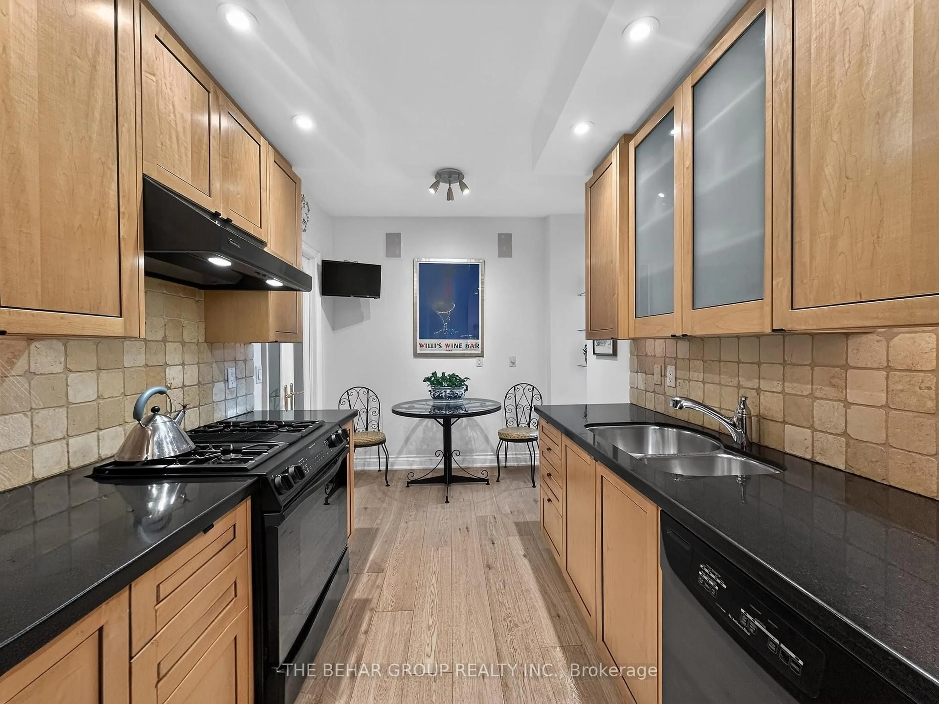 Unknown for 8 Sultan St #304, Toronto Ontario M5S 1L7