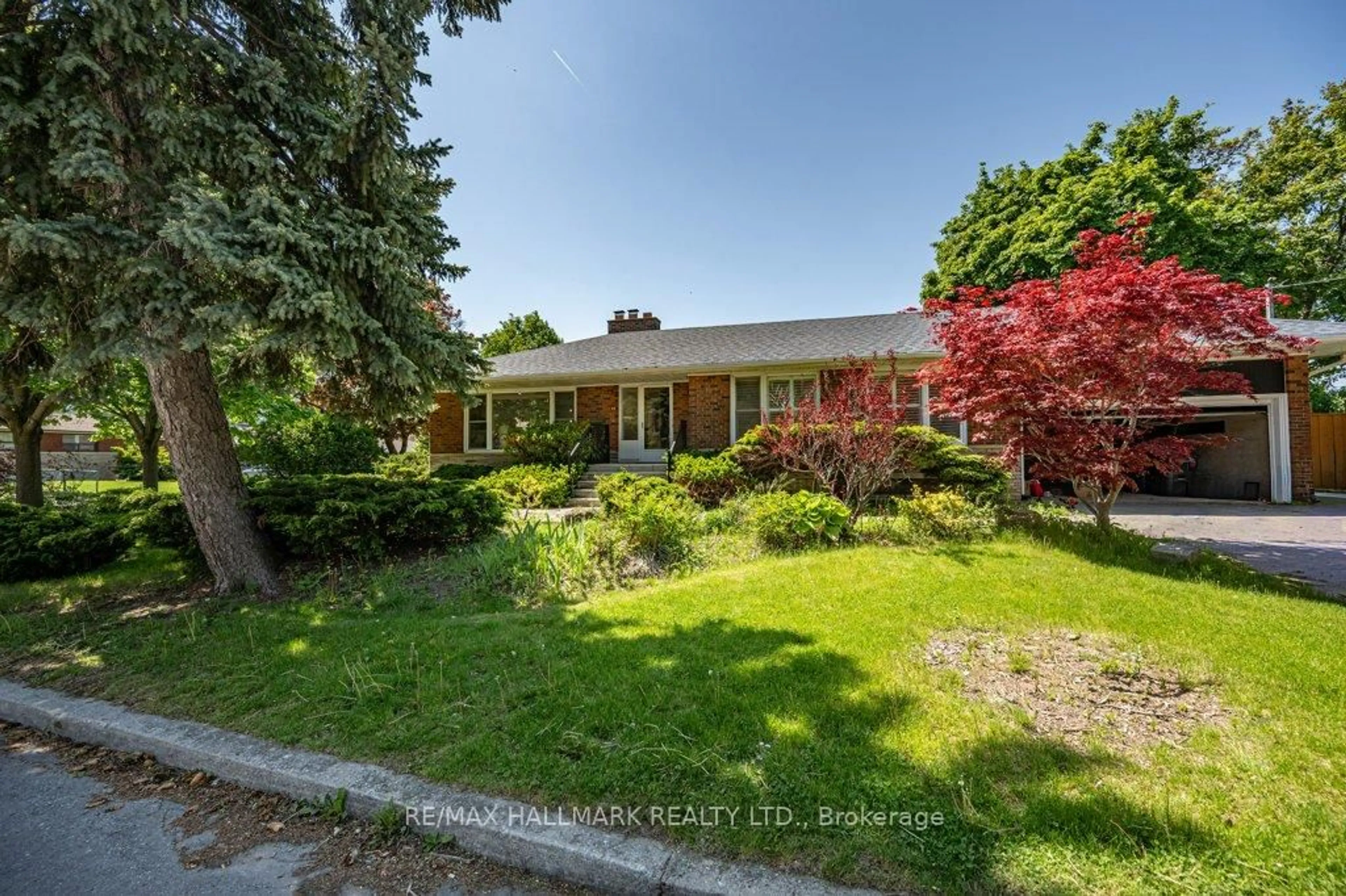 A pic from outside/outdoor area/front of a property/back of a property/a pic from drone, street for 33 Tinder Cres, Toronto Ontario M4A 1L2
