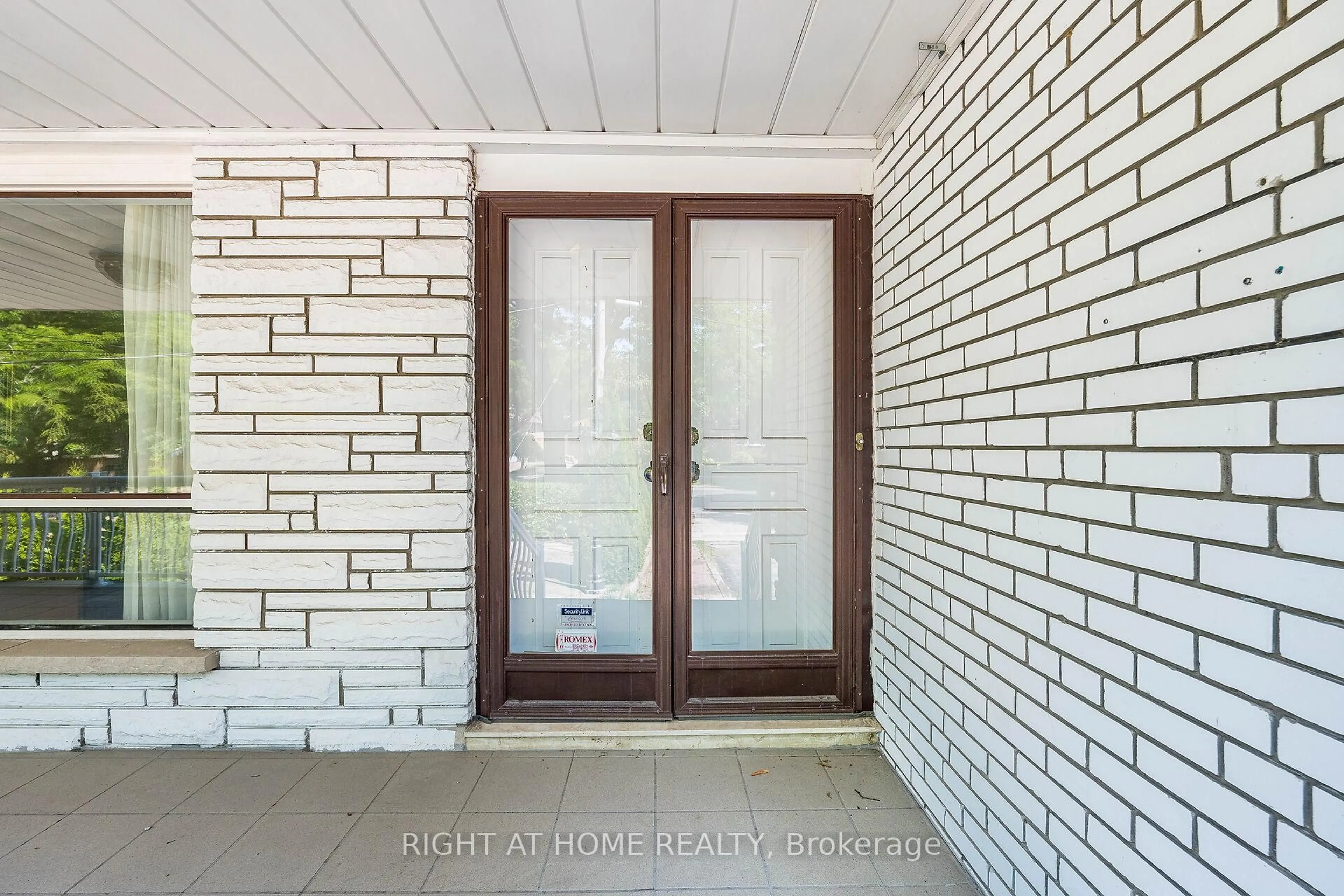 Indoor entryway for 233 Faywood Blvd, Toronto Ontario M3H 2Y3