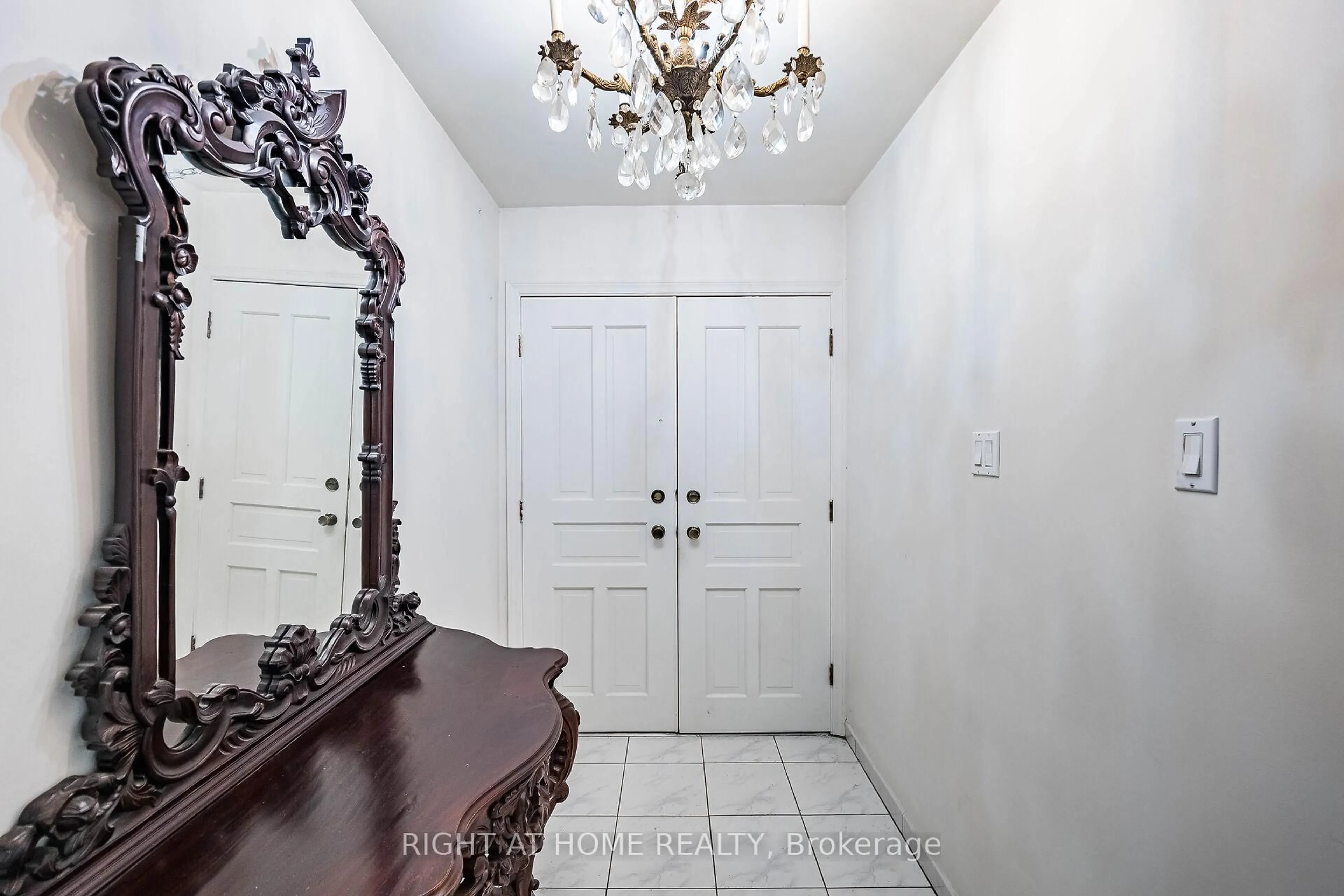 Indoor entryway for 233 Faywood Blvd, Toronto Ontario M3H 2Y3