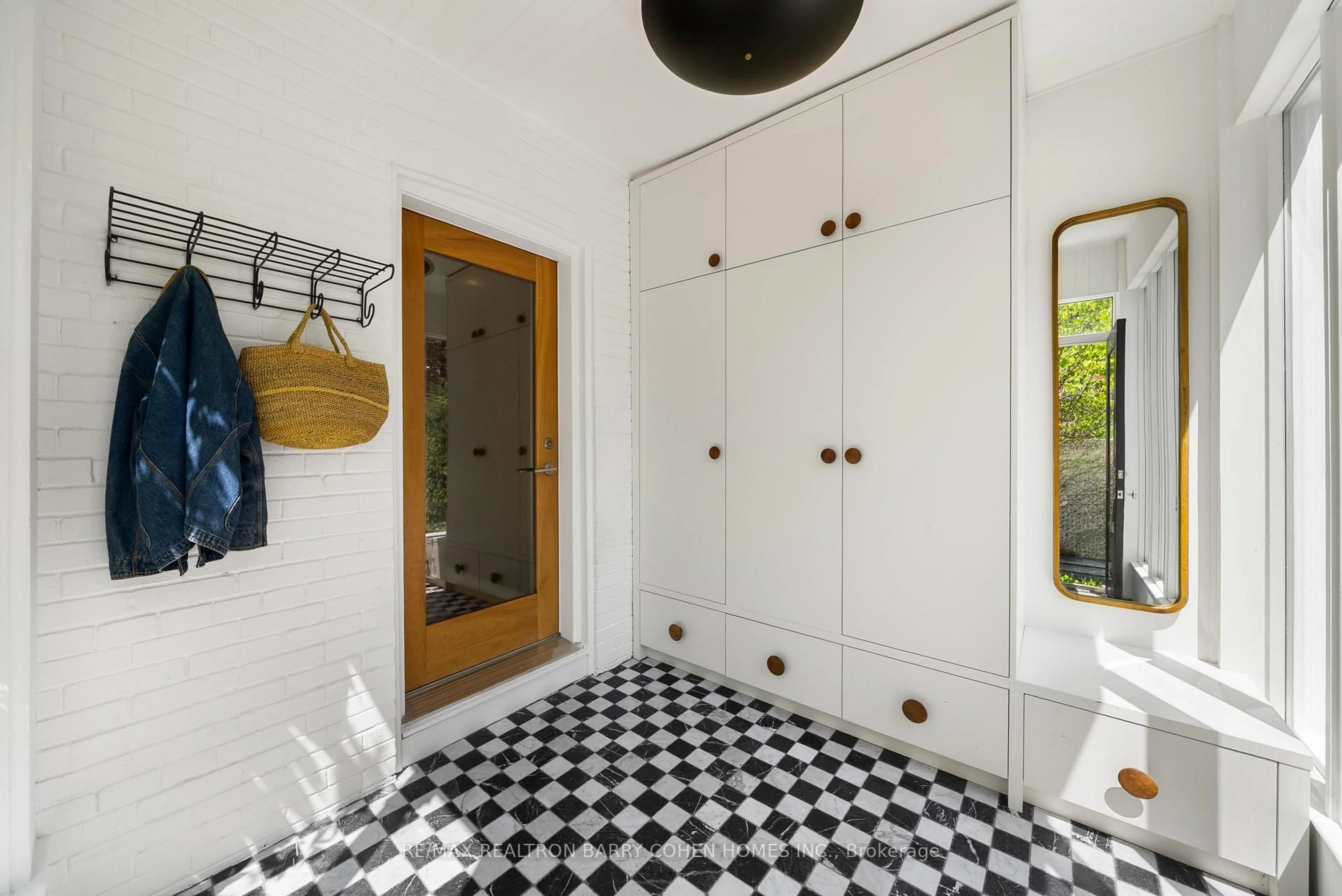 Indoor entryway for 36 Woodlawn Ave, Toronto Ontario M4V 1G7