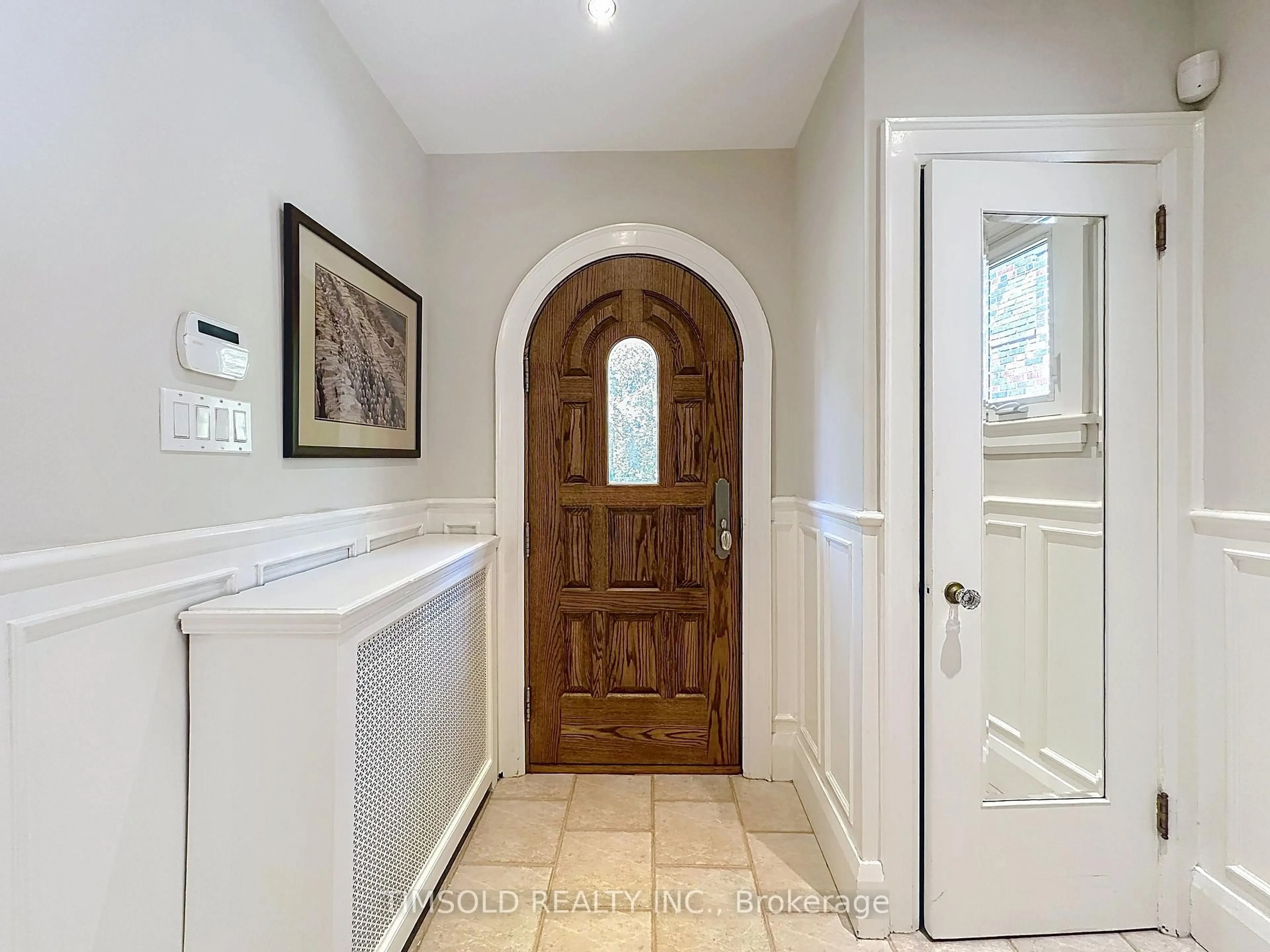 Indoor entryway for 29 Tarlton Rd, Toronto Ontario M5P 2M6