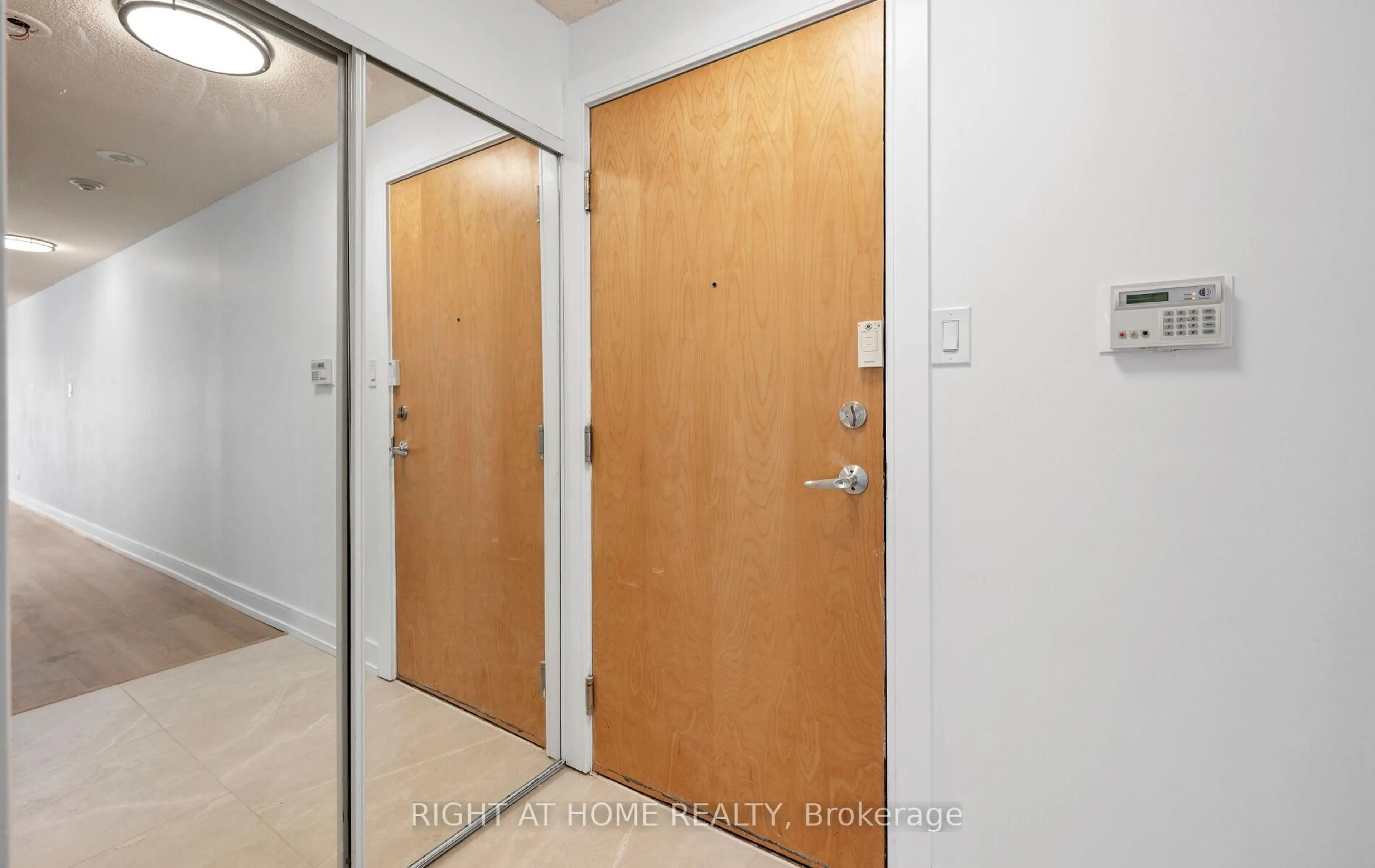 Indoor entryway for 600 Queens Quay #219, Toronto Ontario M5V 3M3