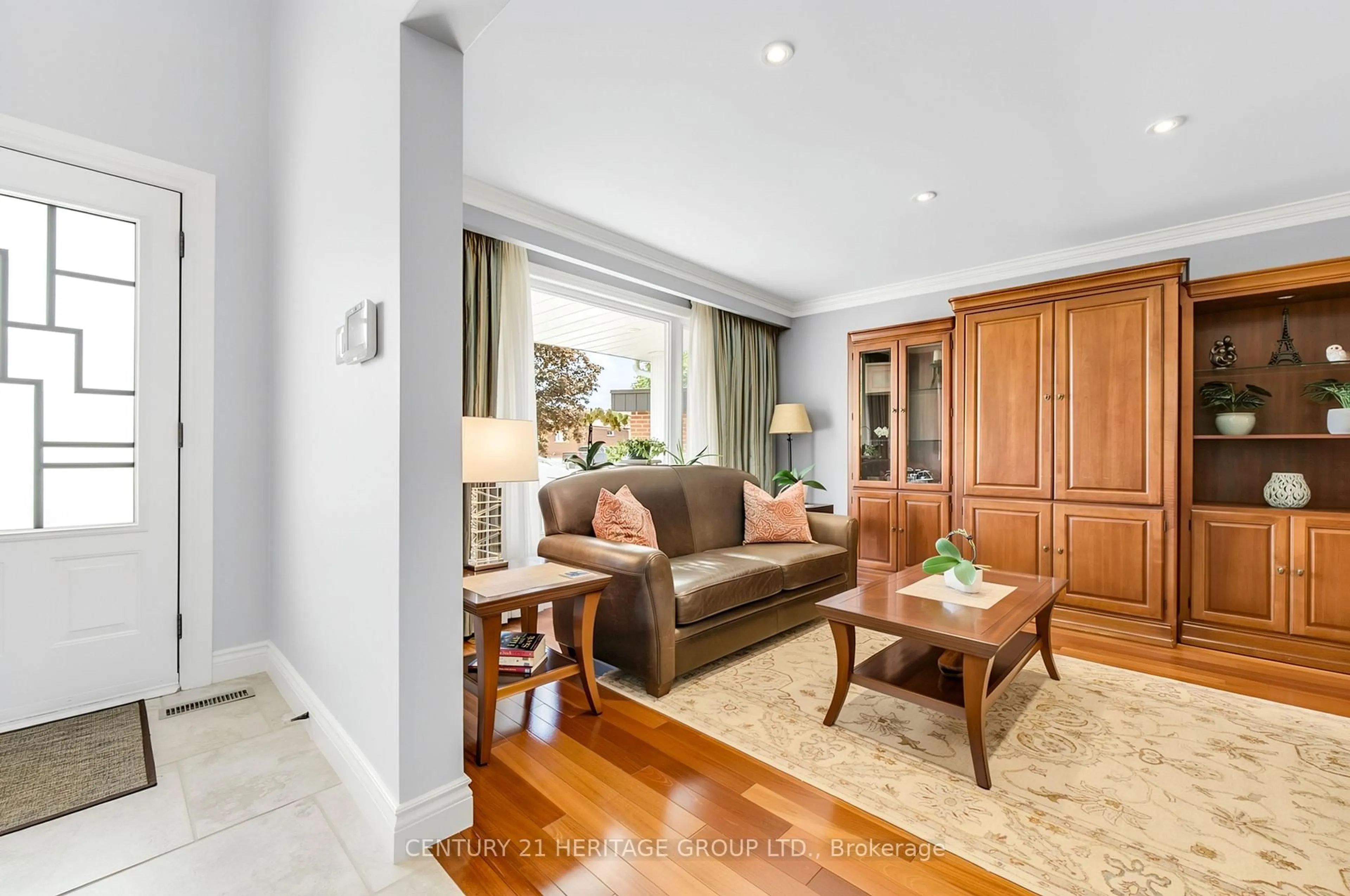 Living room with furniture, unknown for 28 Manadon Dr, Toronto Ontario M2M 1W6