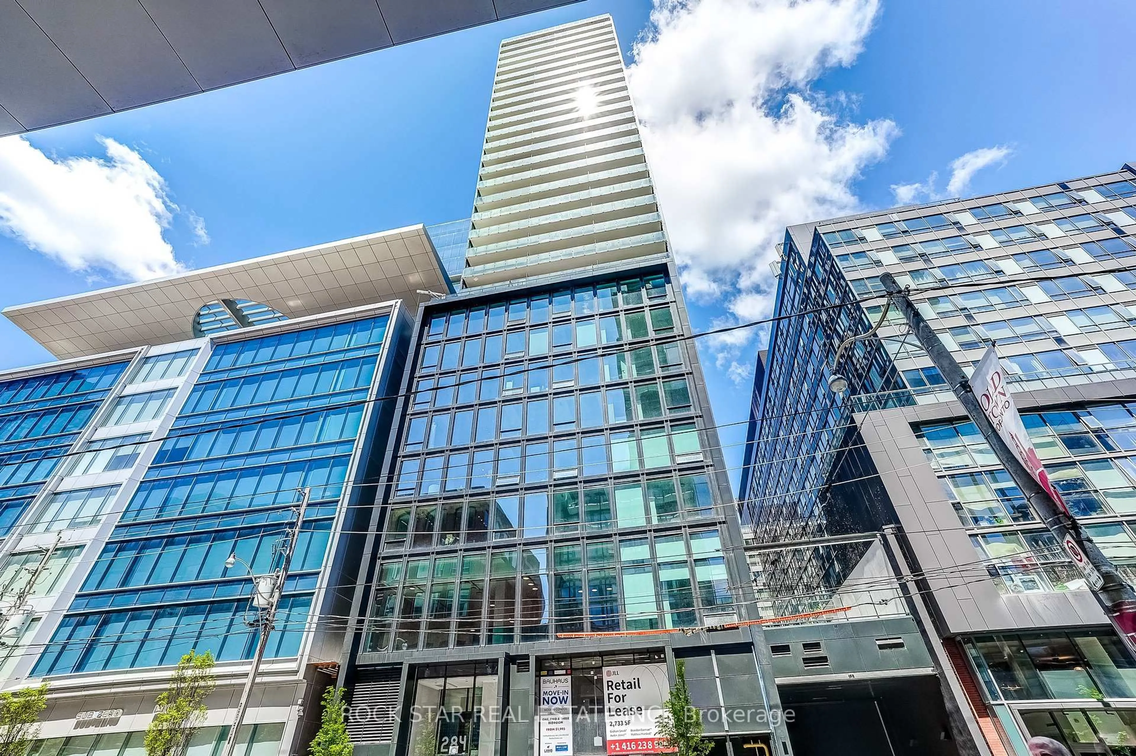 Indoor foyer for 284 King St, Toronto Ontario M5A 1K4