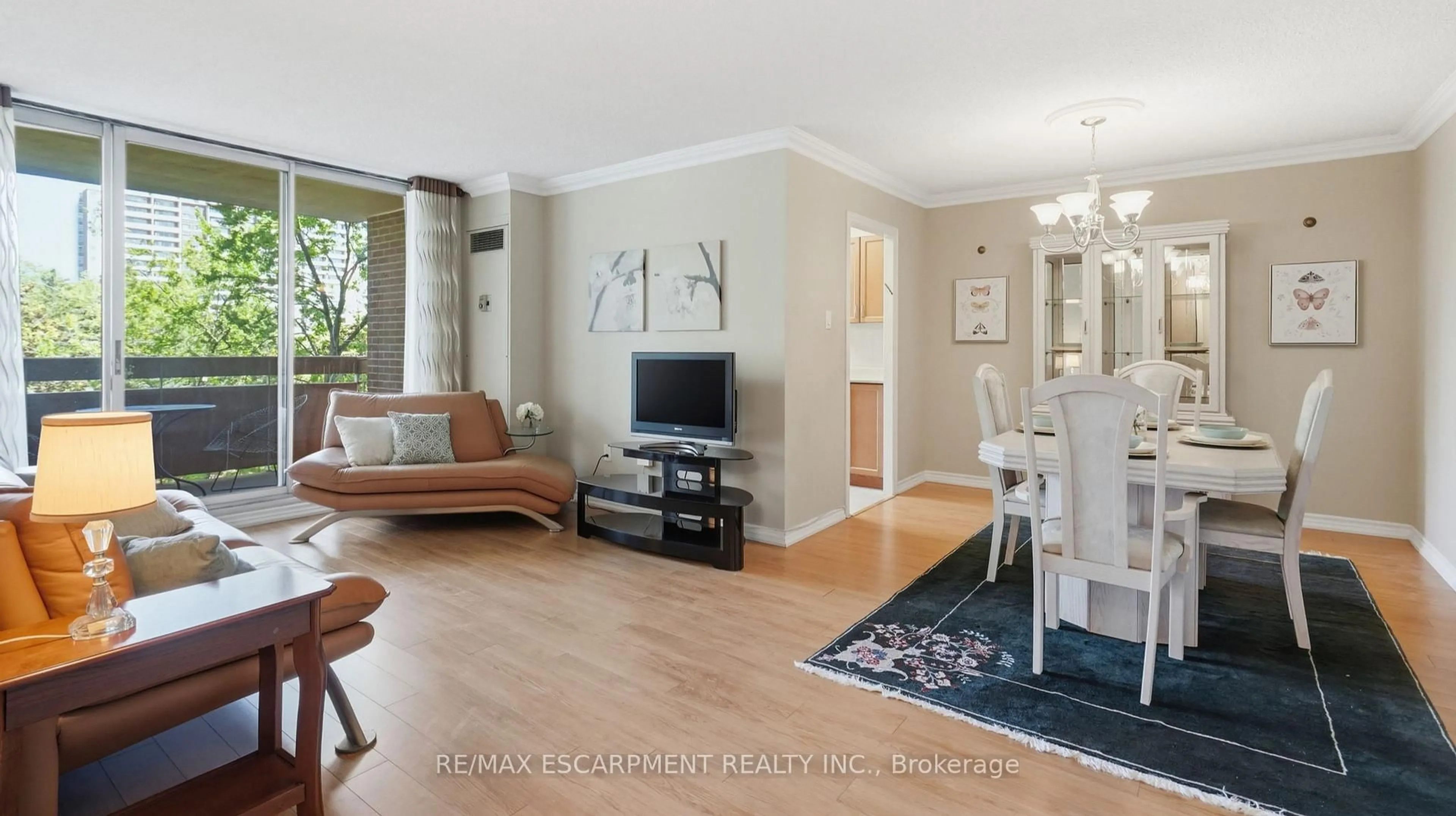 Living room with furniture, wood/laminate floor for 205 HILDA Ave #507, Toronto Ontario M2M 4B1