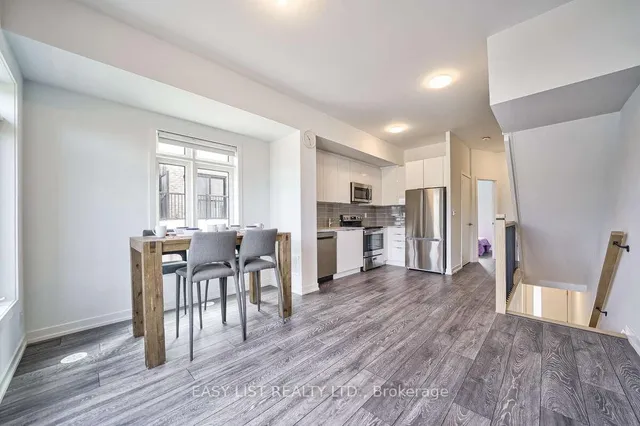 27 Spruce Pines Cres, Toronto 3