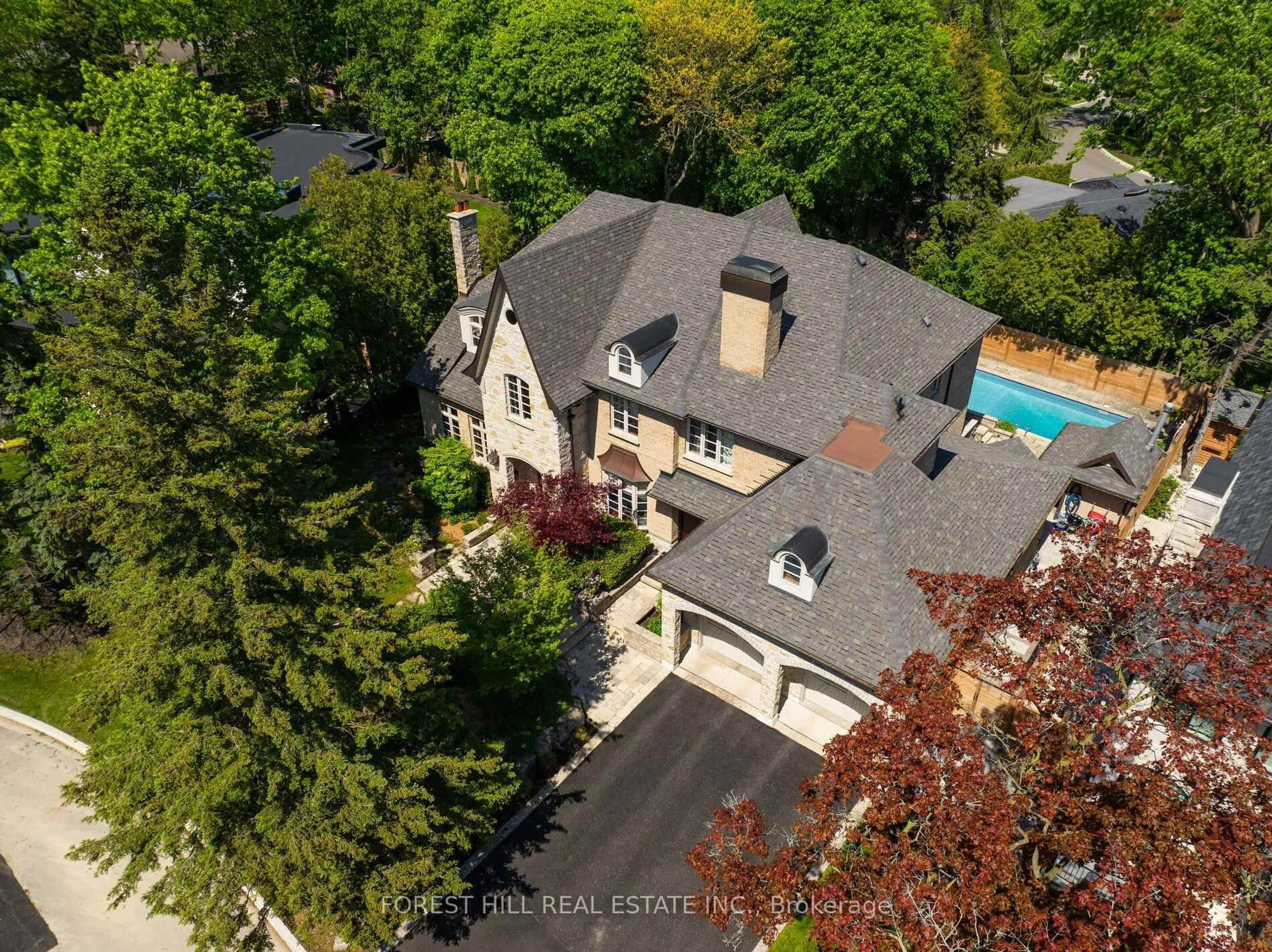 A pic from outside/outdoor area/front of a property/back of a property/a pic from drone, street for 14 Denewood Cres, Toronto Ontario M3B 1M5