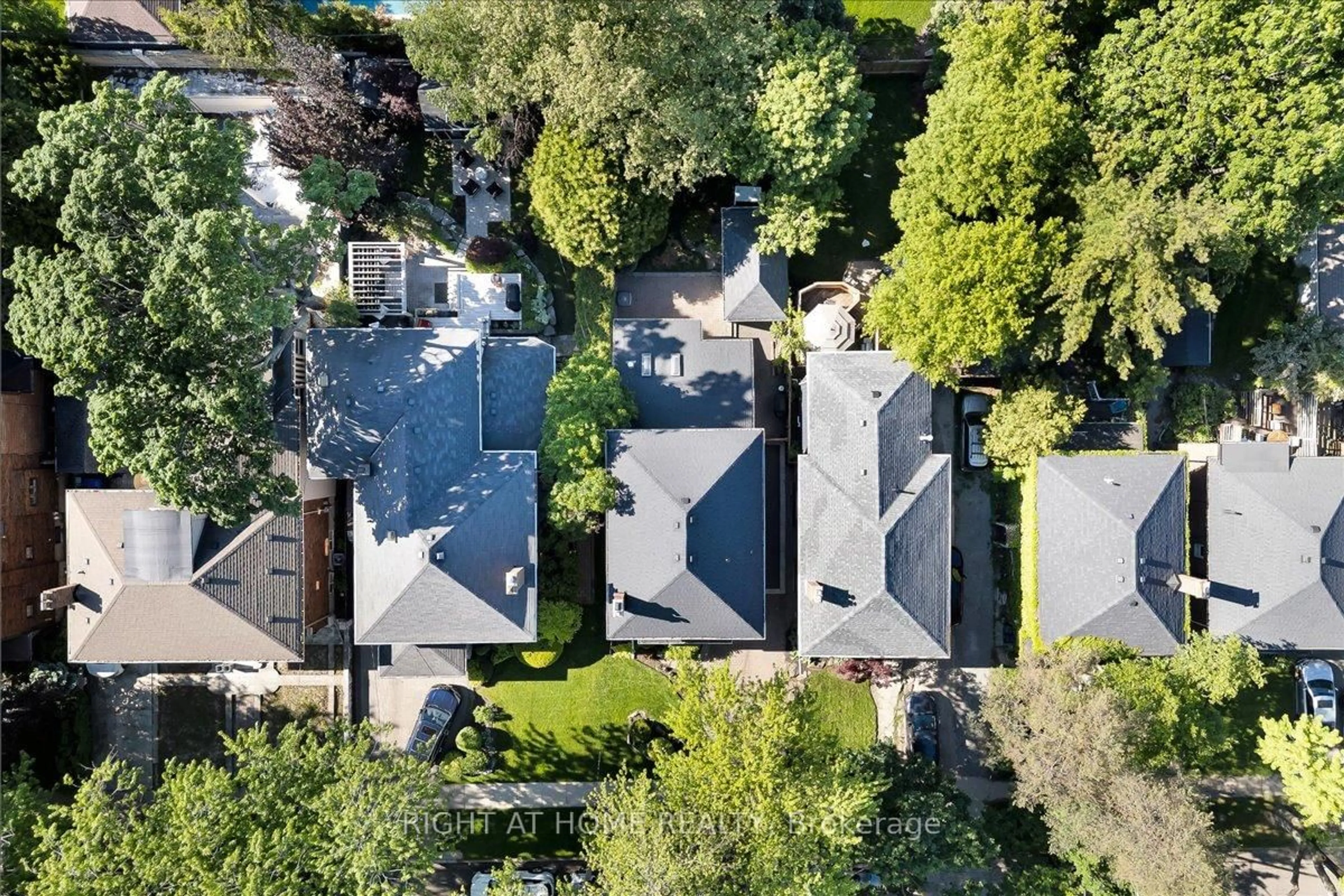 A pic from outside/outdoor area/front of a property/back of a property/a pic from drone, street for 428 Briar Hill Ave, Toronto Ontario M5N 1M7