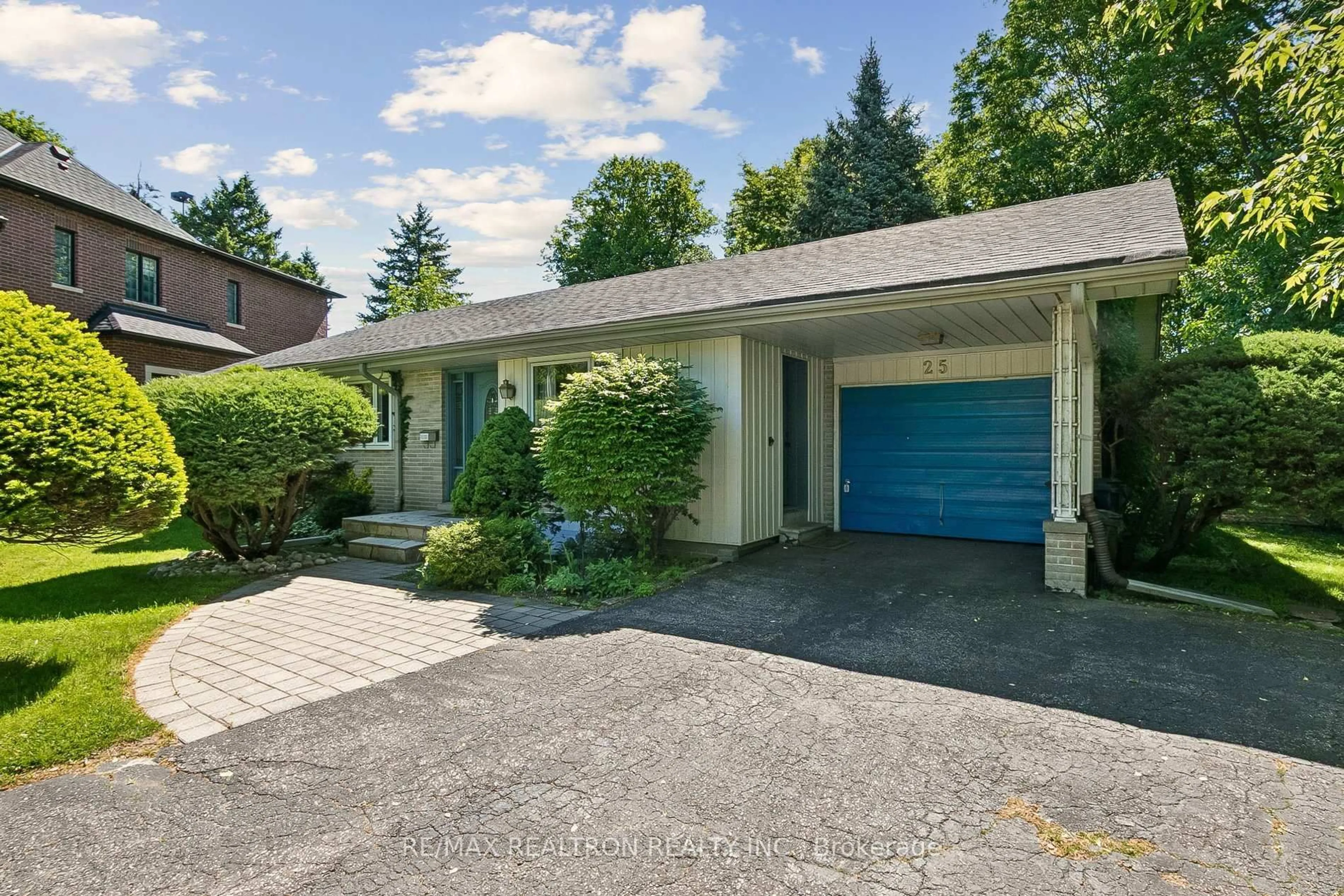 A pic from outside/outdoor area/front of a property/back of a property/a pic from drone, street for 25 Groveland Cres, Toronto Ontario M3A 3C4