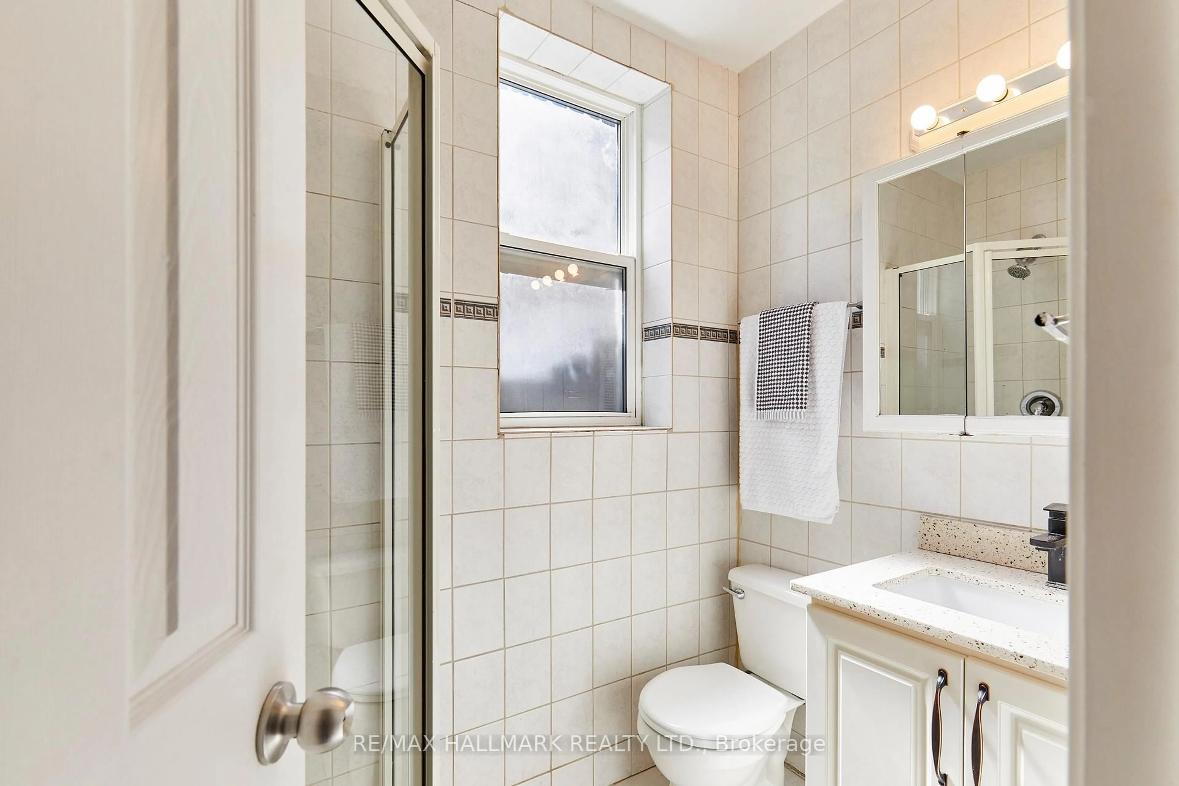 Standard bathroom, ceramic/tile floor for 95 Wolseley St, Toronto Ontario M5T 1A4